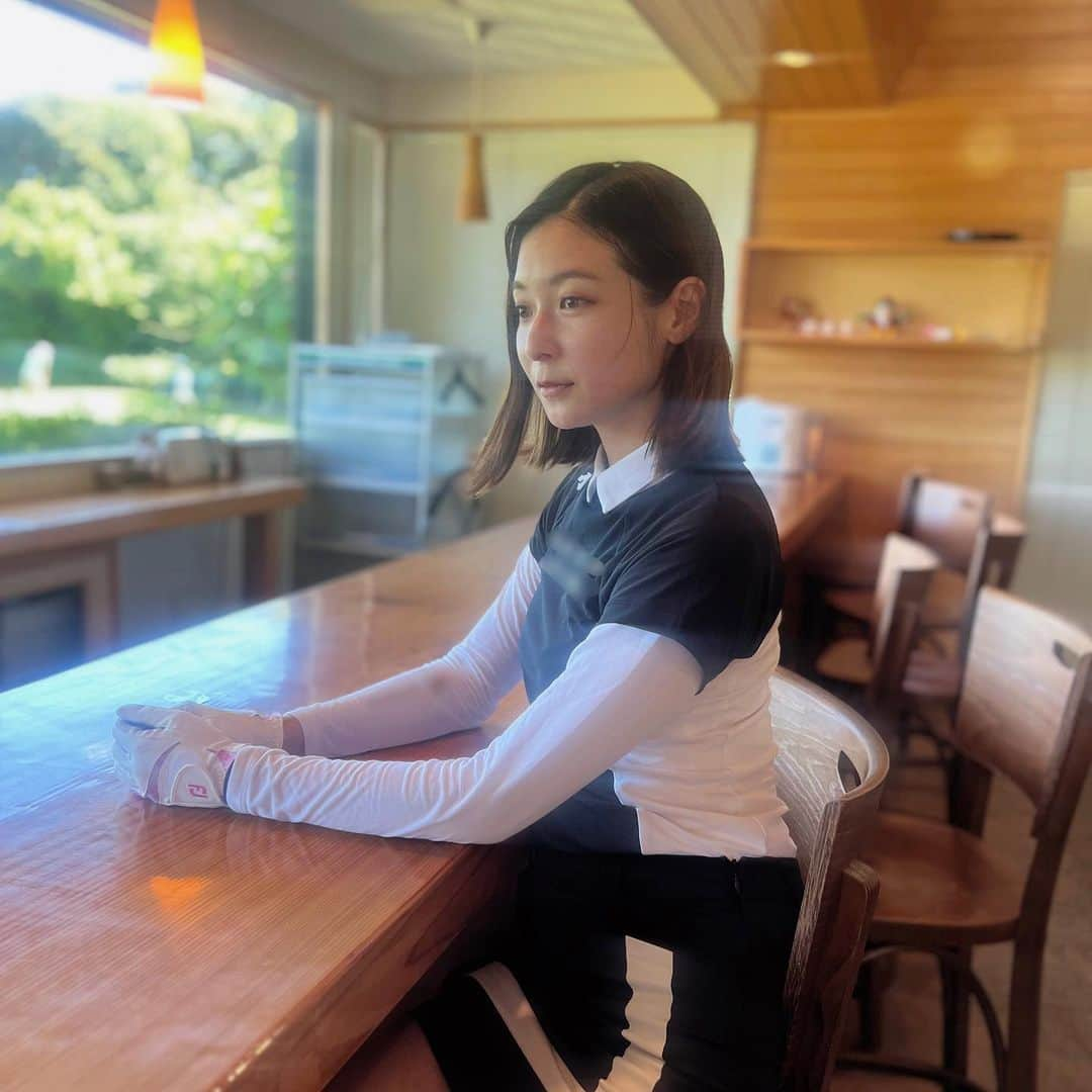 住田紗里のインスタグラム：「半年ぶりのゴルフ⛳️ 暑すぎて、暑すぎて、、、 涼んでいる時の写真です。  #半年ぶりの #ゴルフ #暑すぎました #汗が止まらない #日焼け予防も虚しく #焼けました #golf#⛳️」