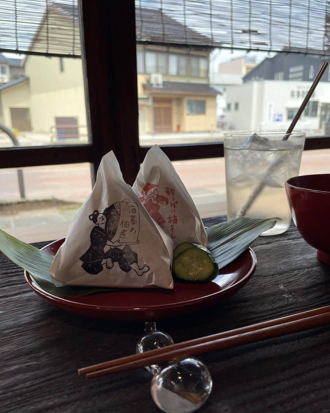 宮崎由加さんのインスタグラム写真 - (宮崎由加Instagram)「#ミツケル石川 ⁡ テレビ金沢「となりのテレ金ちゃん」 私も担当しているコーナーで ⁡ 今回は金沢市大樋町にある 「米粒万倍」さんに行ってきました🍙😆 ⁡ 「実家のお米が美味しすぎる！ 皆んなにも食べてほしい！」 という思いからお店をオープンしたとのこと。 ⁡ お味噌も手作りしているそうで 甘めのお味噌汁とっても美味しかったです💘 ⁡ こだわりと愛情たっぷりな 素敵なお店に出逢いました✨ ⁡ ⁡ #金沢グルメ #金沢旅行 #金沢ランチ #金沢モーニング #金沢おにぎり #石川グルメ #おにぎり専門店 #おにぎり屋 #米粒万倍 #金沢カフェ #金沢古民家 #古民家カフェ」8月30日 13時09分 - yuka_miyazaki.official