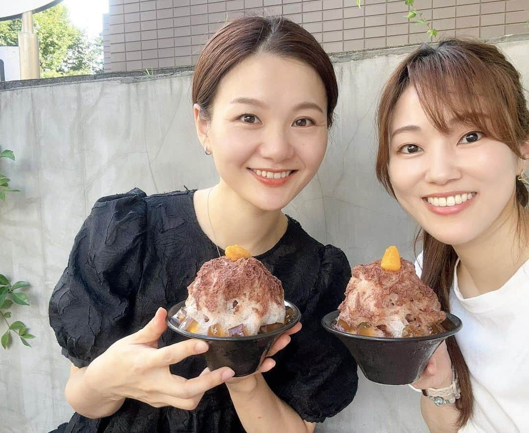 愛白もあのインスタグラム：「🍧🤎 チョコレート専門店のかき氷🍫 すごく美味しかった😋上には杏、下には紅茶のゼリー、中にはチョコレートアイスが入っていました🍨🤎 この日はしほにレッスン付き合ってもらいました🩷 ⁡ いつもありがとう✨✨✨ もっと勉強がんばるー📖 ⁡ @chahoroo93  #外で頂きました⛲️ #汗だく🫠  #まだまだ暑い日が続きますね☀️ #皆様ご自愛下さい🤎」