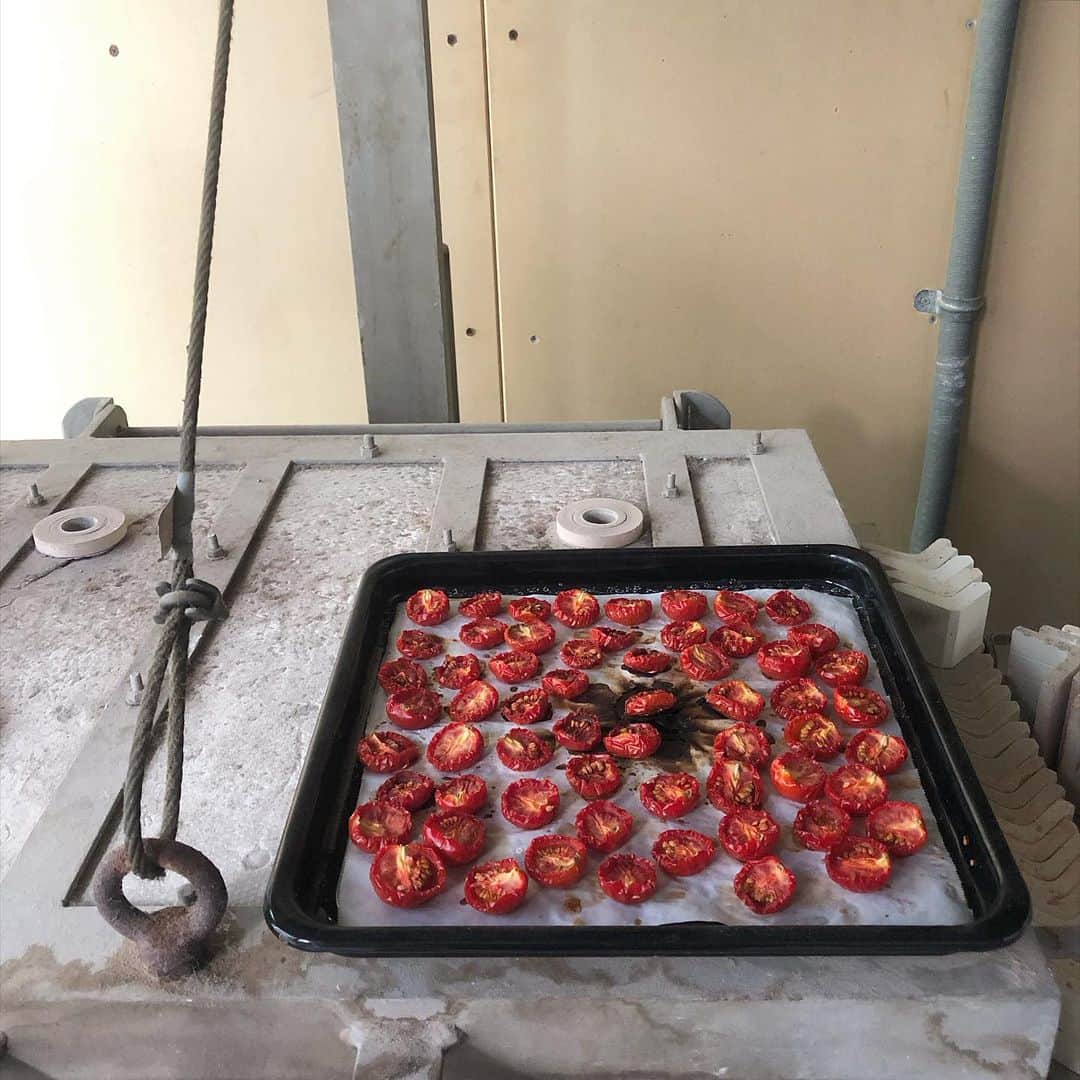 井山三希子のインスタグラム：「・ 今朝アップし忘れたドライトマト 少し焦げちゃったけど🍅 甘ーくなってめちゃ美味しい で、窯を開けたら…ハァ」