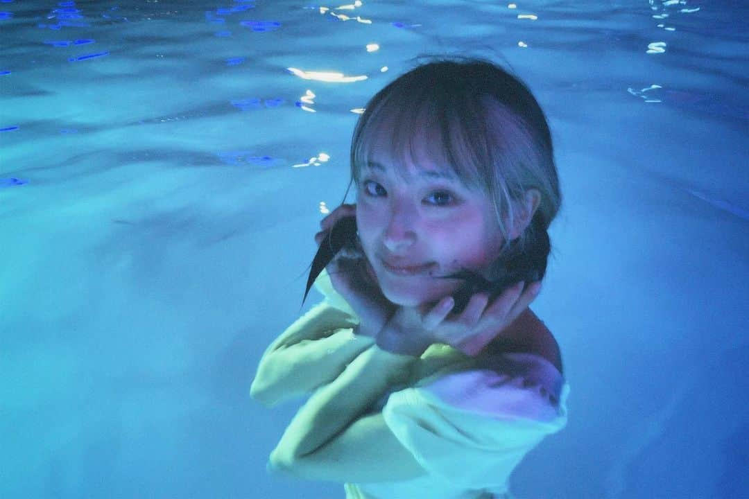 川原美咲のインスタグラム：「🏊🏊🪼 ・ ・ プール行ってきた💧 155センチだと背伸びしてないときびちぃらしい😀 ・ ・ ・ ・ ・ ・ #ナイトプール #品川プリンスホテル #品川プリンスホテルナイトプール #東京ナイトプール #品川ナイトプール #02 #02世代 #0203」