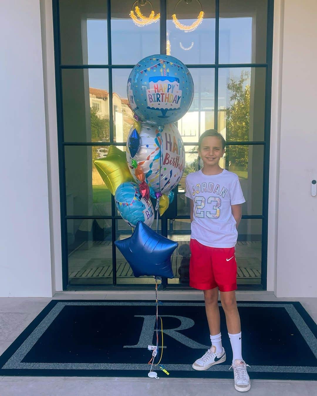 ビル・ランシックのインスタグラム：「Happy 11th Birthday to the love of our lives!!! You fill our hearts with so much joy. We love you so much, Duke 🥳🎂💙」