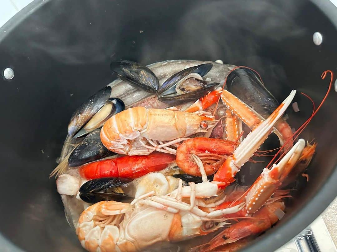 渡辺早織さんのインスタグラム写真 - (渡辺早織Instagram)「今月のレシピ  プーリア風 魚介のスープ  新鮮な魚介が手に入ったら作りたい一品です🦐🎣  詳しいレシピは今月記事の フォトギャラリーをご覧ください🍅  #早織飯 #朝日新聞デジタル #渡辺早織の思い出ちょっぴりつまみぐい」8月30日 13時22分 - _watanabesaori_