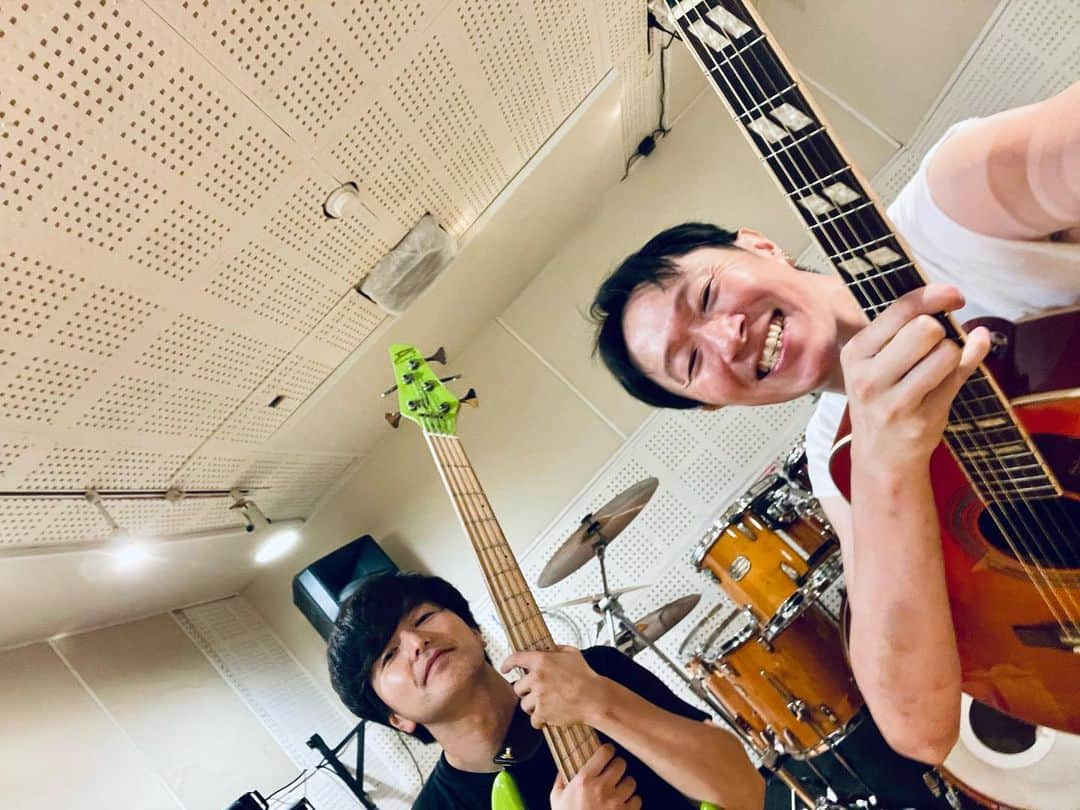 月光テツヤのインスタグラム：「. 9/3(日)は音楽処でアコースティック！  今回はシンちゃんと2人で臨みます！  チュウがいなくて心細いですが、ベースが目立ち続けるので低音好きの人は特に必見！  ◆9/3(日) START 19:00 ◆¥2,400（要別途ワンドリンク)  ▼メールでご予約受付中 info@ondoko.jp」