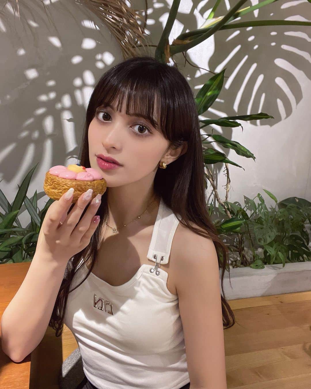 エブラヒミ椎菜のインスタグラム：「Happy face☺︎☺︎ おいしかった〜  @the_cookie_594   ・ #新大久保カフェ #新大久保 #クッキー #カフェ巡り #カフェランチ #モノトーンコーデ #instagram #instagood #instalike #ootd #좋아요그램 #좋아요반사 #좋아요테러 #좋반 #오오티디룩#いいね返し #단발머리 #미용실 #데일리룩 #머리스타그램 #좋아요폭탄 #팔로우미 #셀카 #셀끼꾼 #01년#01」