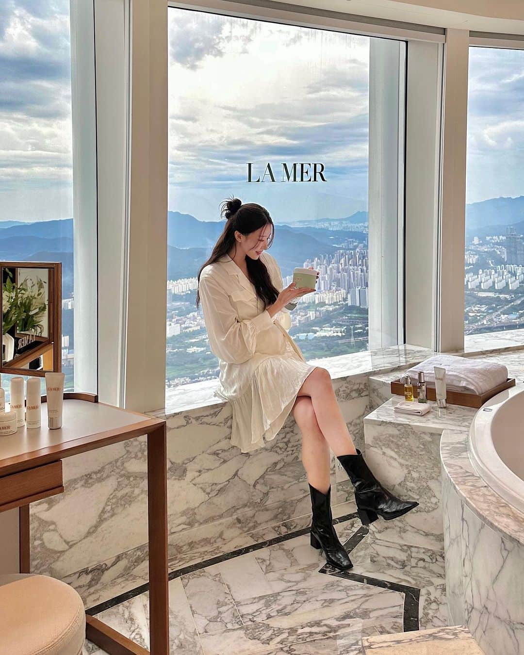 ヒョンア のインスタグラム：「LA MER 💚🤍 시그니엘 100층이 이런곳이였군요 🤗 강력한 안티에이징과 피부진정효과에 탁월한 미라클브로스를 아시나요?  이 번 9월에 새롭게 출시될 #new리프팅퍼밍세럼 은 단1주일만에도 리프팅효과를 경험해볼수있다고 해요,   엄마가 되고나서는 피부까지 지켜내기 참 힘들어요🥺 (꼼꼼하게 관리하는 성격x) 첫째낳고 크림만 써보다가 둘째낳고는 셋트구성으로 쓰는데 나 어디가서 애둘맘으로 안보쟈나 ~ 🤭🫢🤫 그래서 저는 라메르 써요.💚🤍 마지막 영상 노화얘기에 다들 한마디씩🤣🤣 . . #라메르 #lamer #탄력리프팅세럼 #미라클브로스」