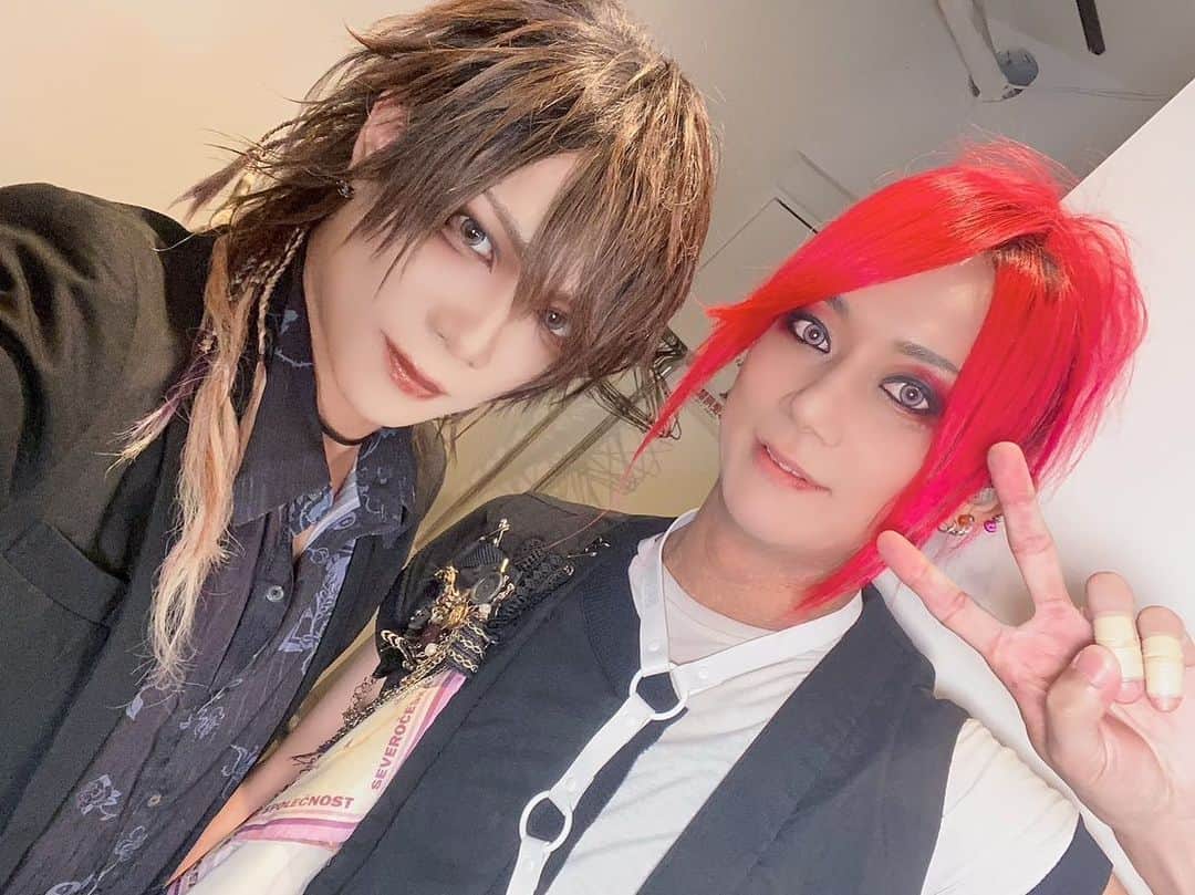 靖乃のインスタグラム：「昨日の楽しかった想い出✨🌹✨ 楓くん、アンフィルのメンバーと一緒に色々写真撮って貰いました〜🎵 未月とも一緒に撮ったので、そのうちアップしてくれると思います😁笑  #靖乃 #ハイダンシークドロシー #淡路島 #ピン毛」