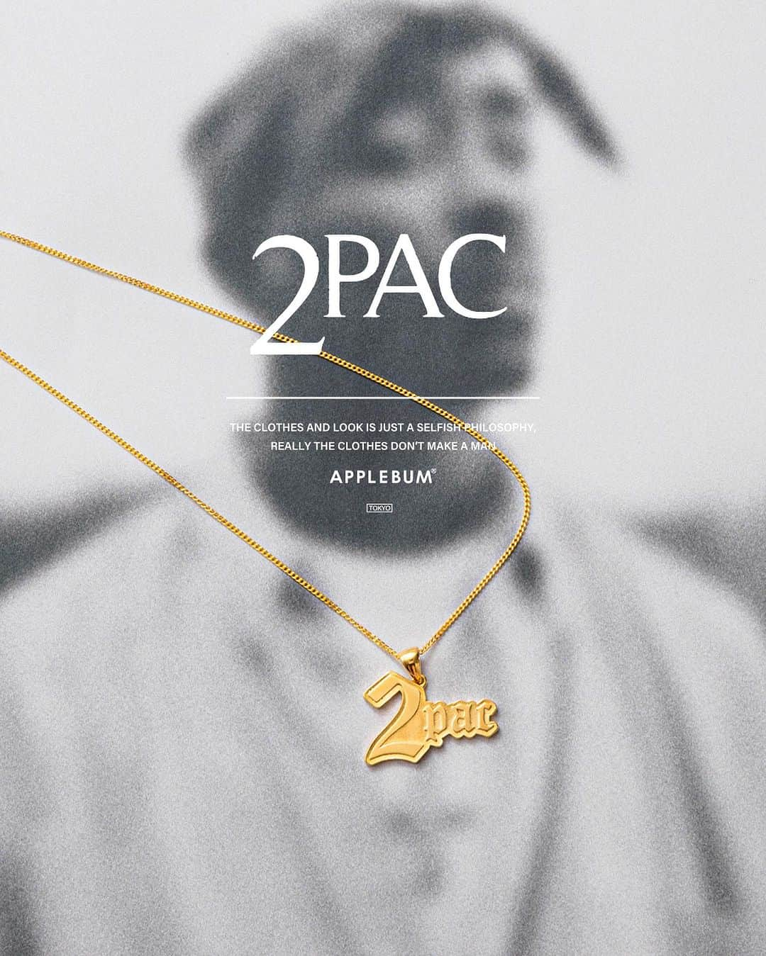 アップルバムさんのインスタグラム写真 - (アップルバムInstagram)「“2Pac" Special Collection 「Logo Necklace [Gold] 」  シルバー925の本体に18Kゴールドをコーティング。 コーディネートのアクセントとして存在感を放ちます。 真鍮のようにサビがでず、半永久的に使用出来る一生もの。 徐々にゴールドの剥がれが出てきてもシルバーアクセサリーとしてお楽しみ頂けます。  @applebum_tokyo #applebum #2pac」8月30日 13時39分 - applebum_tokyo