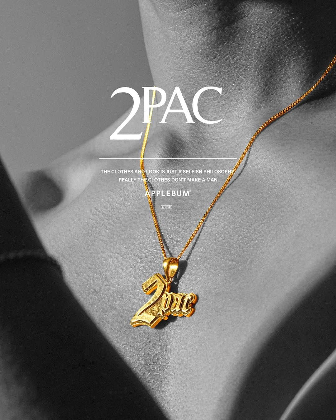 アップルバムさんのインスタグラム写真 - (アップルバムInstagram)「“2Pac" Special Collection 「Logo Necklace [Gold] 」  シルバー925の本体に18Kゴールドをコーティング。 コーディネートのアクセントとして存在感を放ちます。 真鍮のようにサビがでず、半永久的に使用出来る一生もの。 徐々にゴールドの剥がれが出てきてもシルバーアクセサリーとしてお楽しみ頂けます。  @applebum_tokyo #applebum #2pac」8月30日 13時39分 - applebum_tokyo