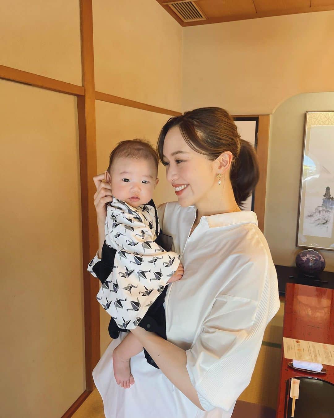 結城はゆるさんのインスタグラム写真 - (結城はゆるInstagram)「👶🏻㊗️❤️ 　　 　　 　　初めての場所でもグズらず 　　終始ニコニコでおってくれたおかげで 　　久しぶりに懐石料理を味わえて幸せ〜🥹✨ 　 　　 　　お料理が全て美味しくて美味しくて。 　　特に最後の混ぜご飯🍚おかわりしたかった。← 　　お食い初め膳もペロリと綺麗に大人が頂きました🙏 　　ムスコよ、素敵な時間をありがとう🤲 　　 　　 　　 　 　　 　　👶🏻 袴ロンパース @mocmof  　　　☑︎ sɪᴢᴇ / 80  ᴄᴏʟᴏʀ / ʙʟᴀᴄᴋ   　 　　 　　　 #お食い初め #百日祝い #100日祝い  #お食い初めコーデ #お祝い膳 #お食い初め膳  #袴ロンパース #ベビー袴 #ベビー服 #男の子ベビー  #男の子ベビー服 #ママと息子 #成長記録  #初マタ #新米ママ #ママコーデ #ママファッション #産後コーデ #ベビーアンドミー #ベビーアンドミー産前産後ウェア2023  #マタニティウェア #マタニティコーデ #産後ママ #yuuki_baby」8月30日 13時34分 - yuuki__hs