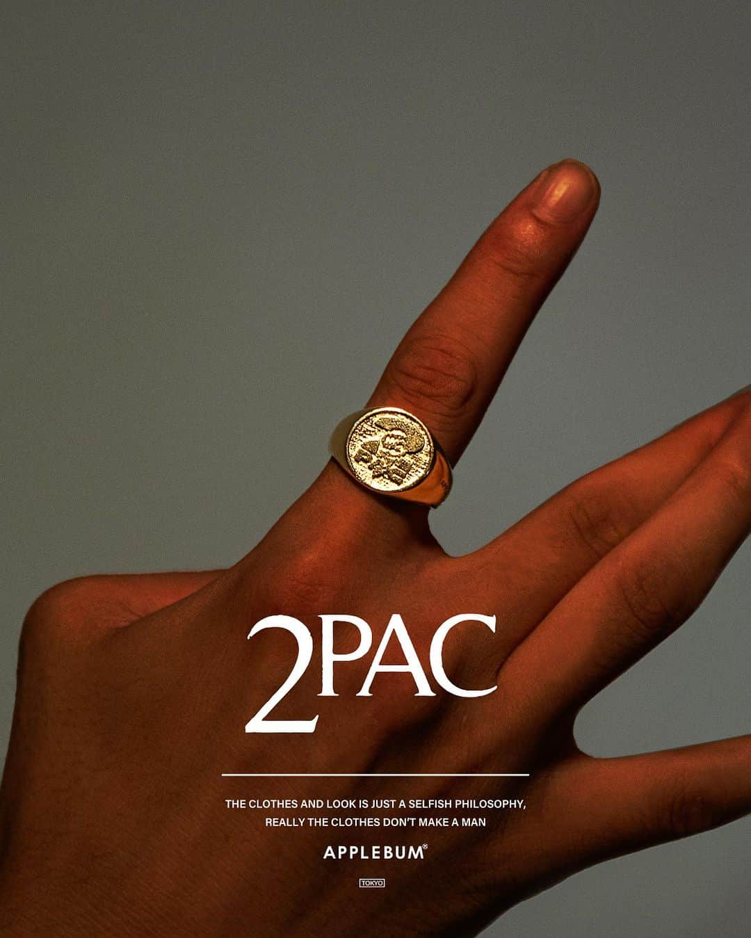 アップルバムさんのインスタグラム写真 - (アップルバムInstagram)「“2Pac" Special Collection 「Logo Ring [Gold] 」  シルバー925の本体に18Kゴールドをコーティング。 コーディネートのアクセントとして存在感を放ちます。 真鍮のようにサビがでず、半永久的に使用出来る一生もの。 徐々にゴールドの剥がれが出てきてもシルバーアクセサリーとしてお楽しみ頂けます。  @applebum_tokyo #applebum #2pac」8月30日 13時40分 - applebum_tokyo