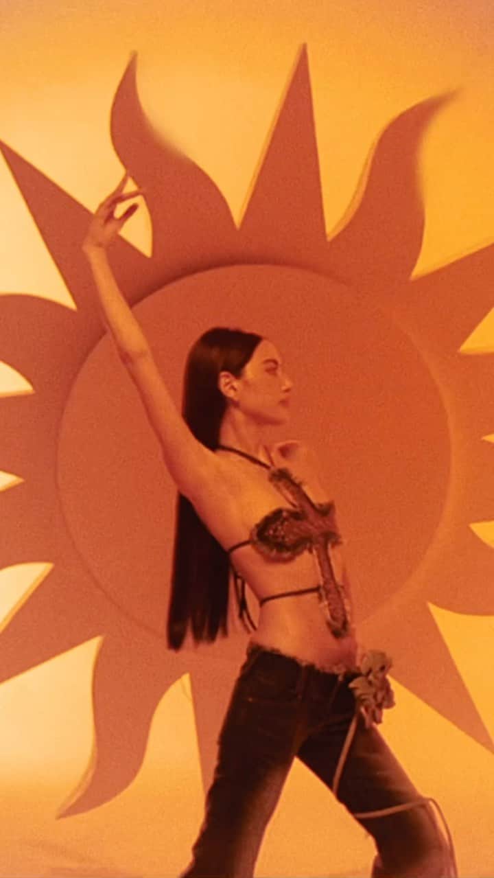 マイ・ダーウィカーのインスタグラム：「Official MV Sunset sensory is out now YouTube Davikahchanel ☀️」