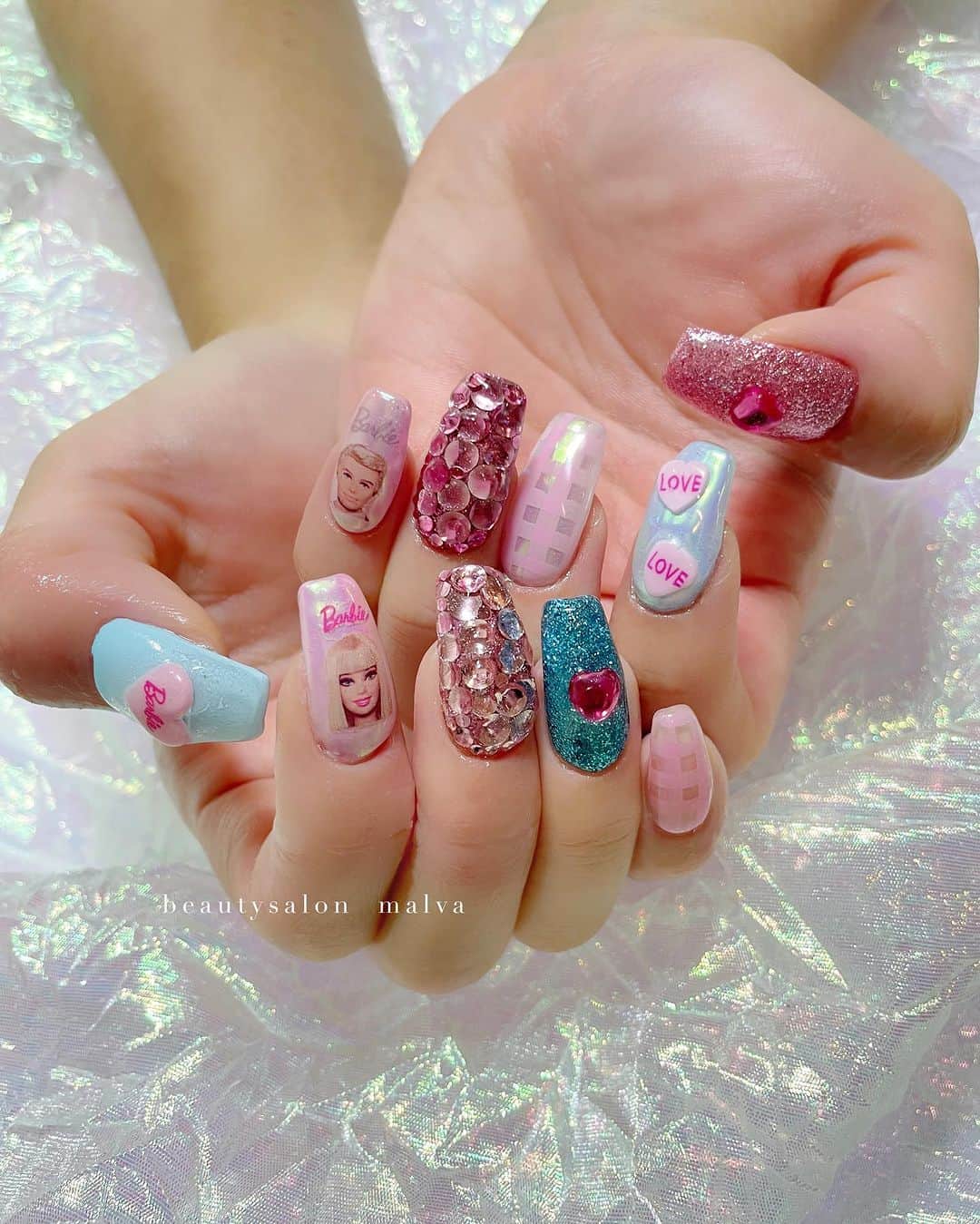 nailsalon malva（ネイルサロンマルヴァ）のインスタグラム：「【選べるピンクドリーム】でご予約可能🩷 ⁡ ロングネイルなので迫力満点💯 仕事のためにストーンは表面までがっつりと コーティングしています💡 エアブラシで作るチェックネイルが可愛い🩷 ⁡ ↪︎ ネイルのケアと保証期間 ⁡ malvaのネイルはドライケア、カットスタイルも込みです。 保証期間は約4週間となります（※ご新規様は3週間となります）。 ⁡ ＿＿＿＿＿＿＿＿＿＿＿＿＿ ⁡ ⁡ 𝐛𝐞𝐚𝐮𝐭𝐲𝐬𝐚𝐥𝐨𝐧 𝐦𝐚𝐥𝐯𝐚⠀ 📍明治神宮前駅｜原宿駅　徒歩𝟑分 ⠀ 💬ご予約やお問い合わせ 𝐋𝐈𝐍𝐄から承っております @ 𝐦𝐚𝐥𝐯𝐚 ⁡ お気軽にご連絡ください♡ ⁡ ⁡ ＿＿＿＿＿＿＿＿＿＿＿＿＿＿ ⁡ ▸ジェルネイル｜スカルプ｜ネイルケア ▸まつげカール｜まつげエクステ｜ワンホンエクステ ▸ハーブよもぎ蒸し ▸ワックス脱毛 ⁡ \ アシスタント募集中💁‍♀️ / ⁡ ▸リモート可オンラインの画像動画制作アシスタント ▸サロンワーク全般アシスタント ⁡ ⁡ #ドリームネイル #ピンクネイル #ガーリーネイル  #派手ネイル #malva #malvaネイル  #カラフルネイルデザイン #3dネイル  #ごてごてネイル #原宿ネイル #2023秋ネイル  #表参道ネイル #東京ネイルサロン　#明治神宮前ネイル #新宿ネイル #千駄ヶ谷ネイル  #harajukunails #tokyonails #tokyonailsalon ⁡」