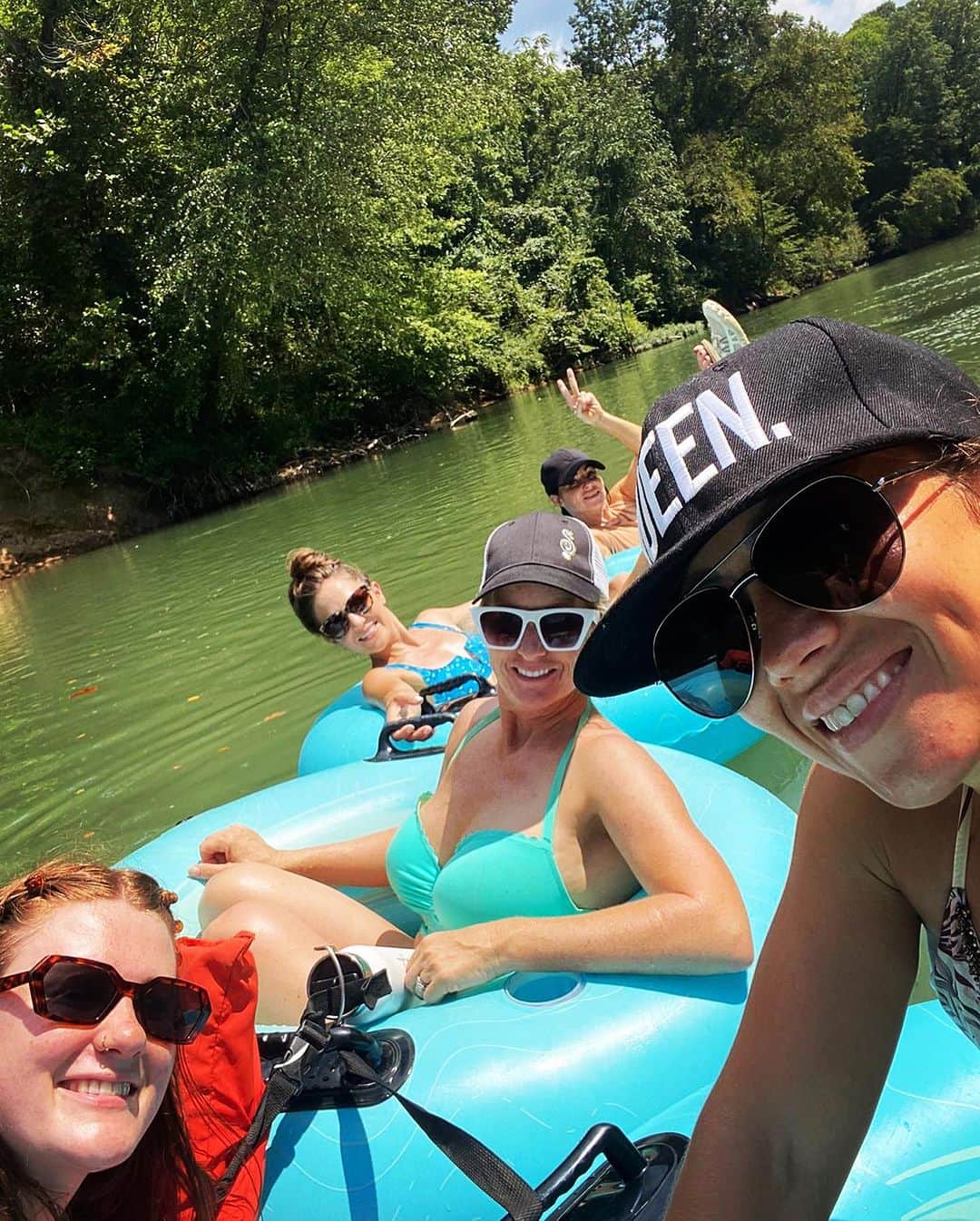 ローラ・オスさんのインスタグラム写真 - (ローラ・オスInstagram)「Summer’s almost over and we just had to fit in some floatin’ fun! Thanks to @biggvinnyofficial for having the @shinersnashville fam out to @buffaloriverresorttn for a sunny day on the lazy river! 🛟😎 Definitely worth the visit for some Tennessee tubing!」8月30日 13時57分 - lauraosnes