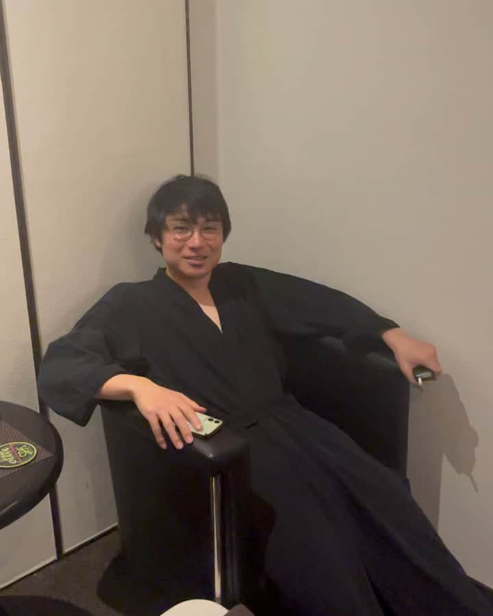 松本竹馬のインスタグラム：「この前、かたまりちゃんにエステをプレゼントしたら焼肉奢ってくれました！  #空気階段 #ずっとお世話になってる先輩」