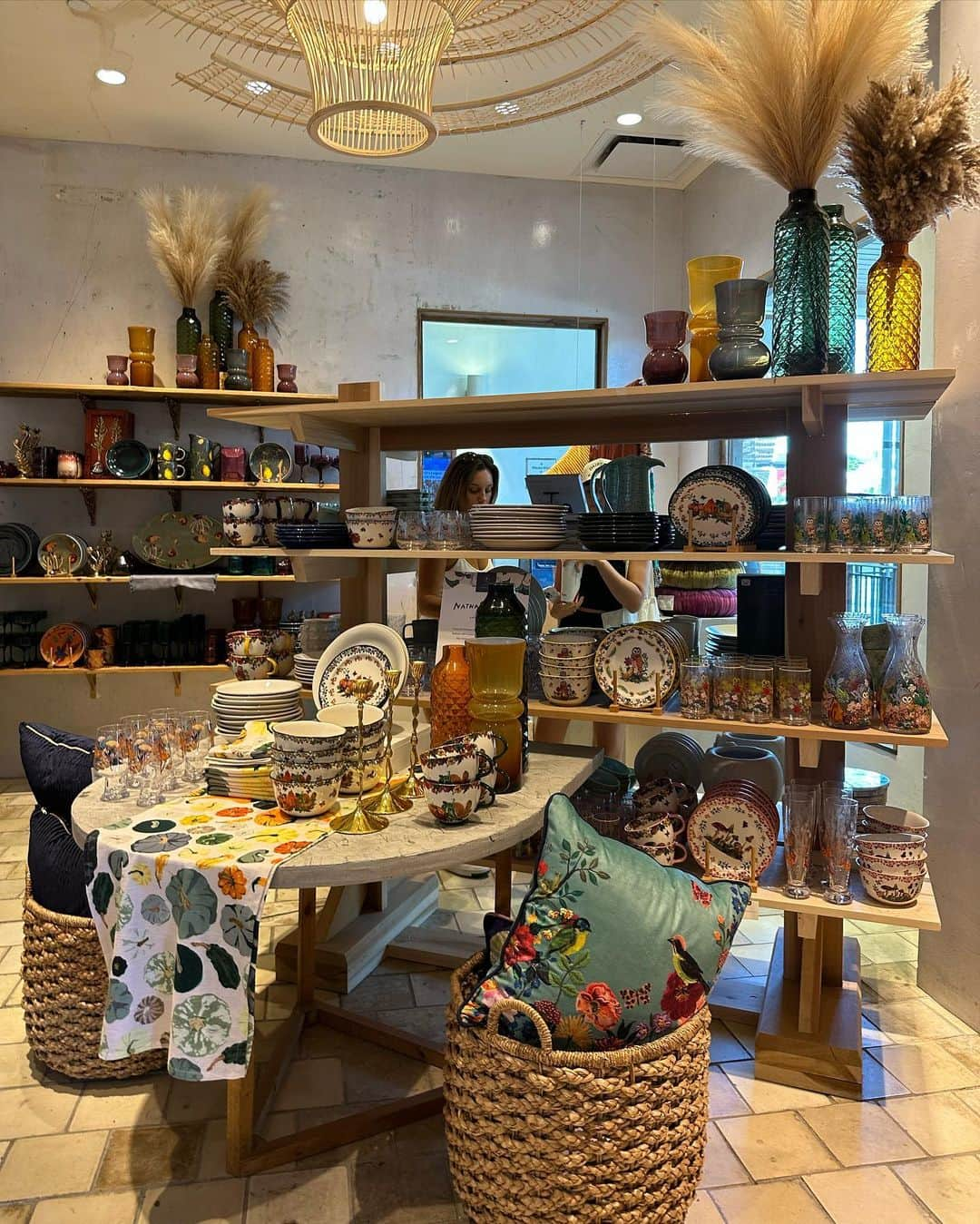 春名亜美さんのインスタグラム写真 - (春名亜美Instagram)「@anthropologie で買ったワンピースを早速着る🦩  久しぶりに行った @anthropologie はやっぱり可愛くて、とてつもなくウキウキする空間だった🫧🕯️🧺  欲しいもの山ほどあったけど、嵩張るし、重いしで、我慢😮‍💨  #hawaii #ハワイ #子連れハワイ #ll_旅記録 #夏休み #anthropologie」8月30日 14時14分 - amiharunaami