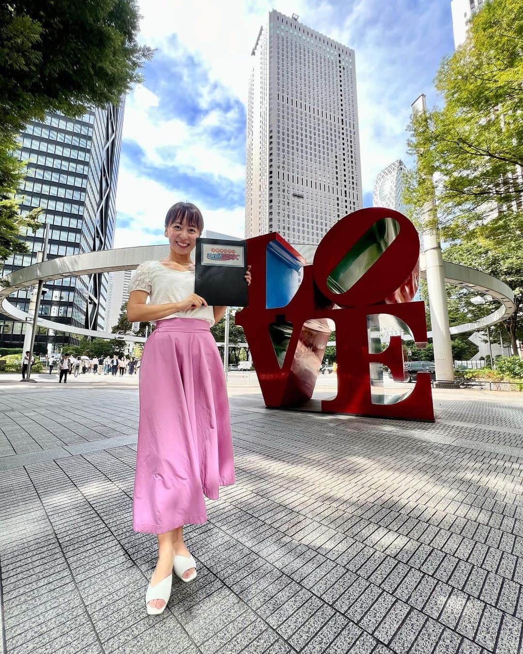 菊池良子のインスタグラム：「大都会で働いてるな〜の写真🤳 ・ ・ 8月も明日で終わり！少し夏バテだけど、楽しい楽しい夏でした🍉2023🍉 ・ ・ 秋も思いっきり楽しみましょう☺️ ・ ・ 美味しいもの食べたり…美味しいもの食べたり…美味しいもの食べたり…😋 ・ ・ #アナウンサー　#女子アナ　#仕事風景　#仕事現場　#新宿　#夏バテ　#今日の収録も楽しかった　#お仕事大好き」