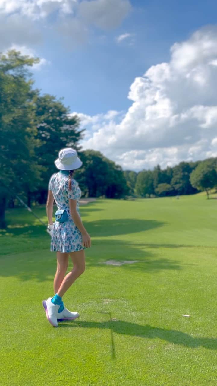 のインスタグラム：「🍃🩵  この音源使ってみたかったやつ𓆫  リーフ柄がインパクト大のウェア⸝⋆⸝⋆ 夏はセットアップで派手に着たくなるね♡  wear / @hare.golf hat / @newera_golf  shoes / @footjoy.japan socks / @startergolf  ． ． ． ． #いづみんゴルフ #izumingolf #ゴルフスイング #ゴルフコーデ #ニューエラゴルフ #ニューエラ #フットジョイ #golfwere #golfswing #teeshot」
