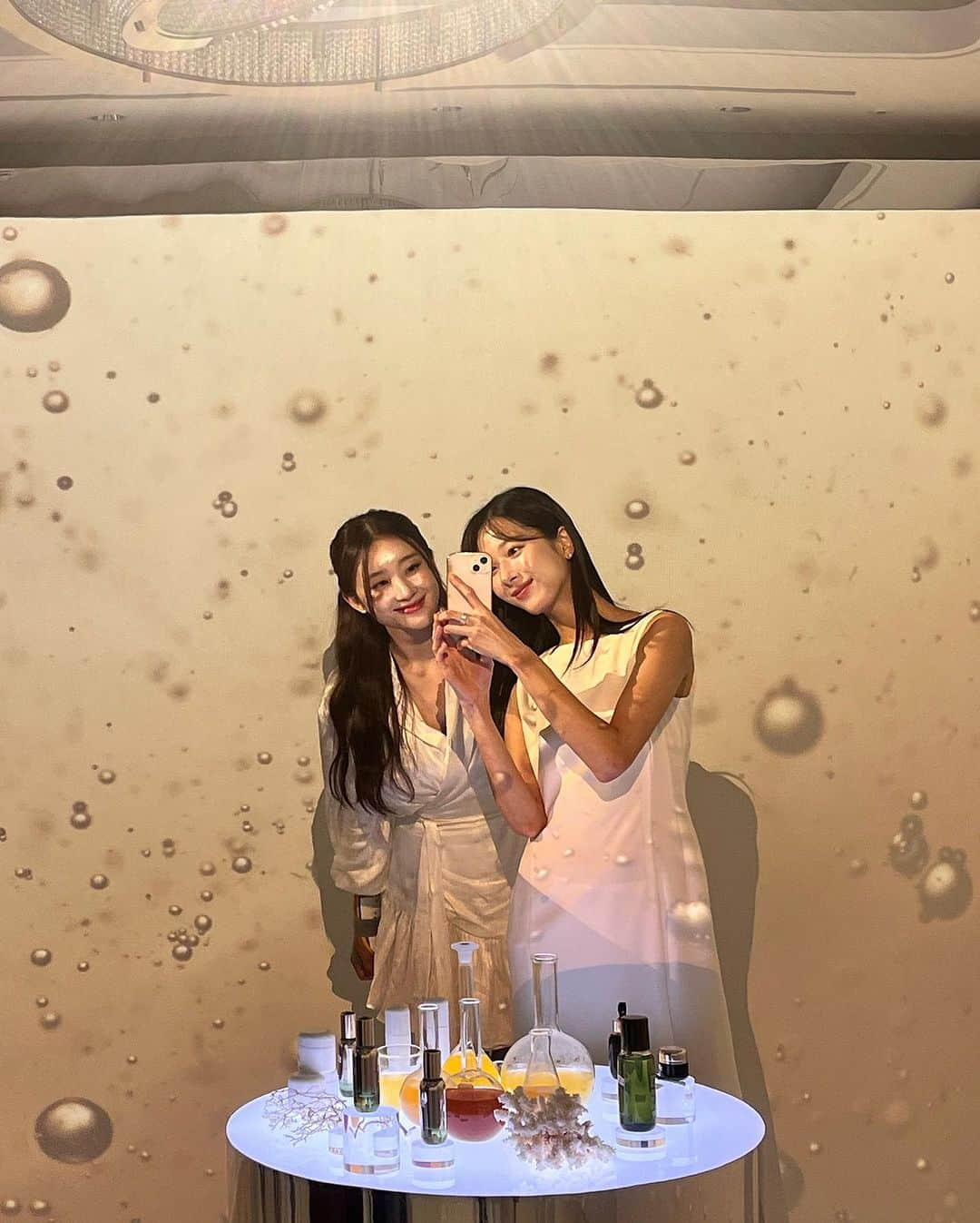 ヒョンア さんのインスタグラム写真 - (ヒョンア Instagram)「투샷👯‍♀️🌊 . 원래 동생들 말을 잘들으면 자다가도 떡이 나오는 그런 팀이였답니다. 🤣🦙🍃💫🦋」8月30日 14時19分 - moongom119