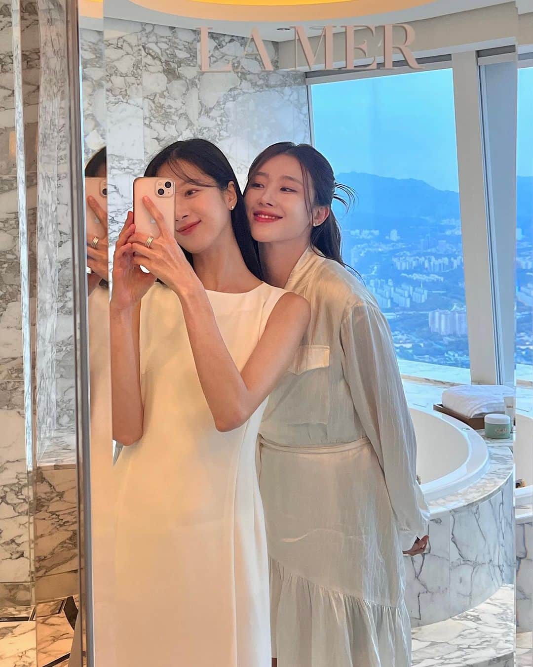 ヒョンア のインスタグラム：「투샷👯‍♀️🌊 . 원래 동생들 말을 잘들으면 자다가도 떡이 나오는 그런 팀이였답니다. 🤣🦙🍃💫🦋」