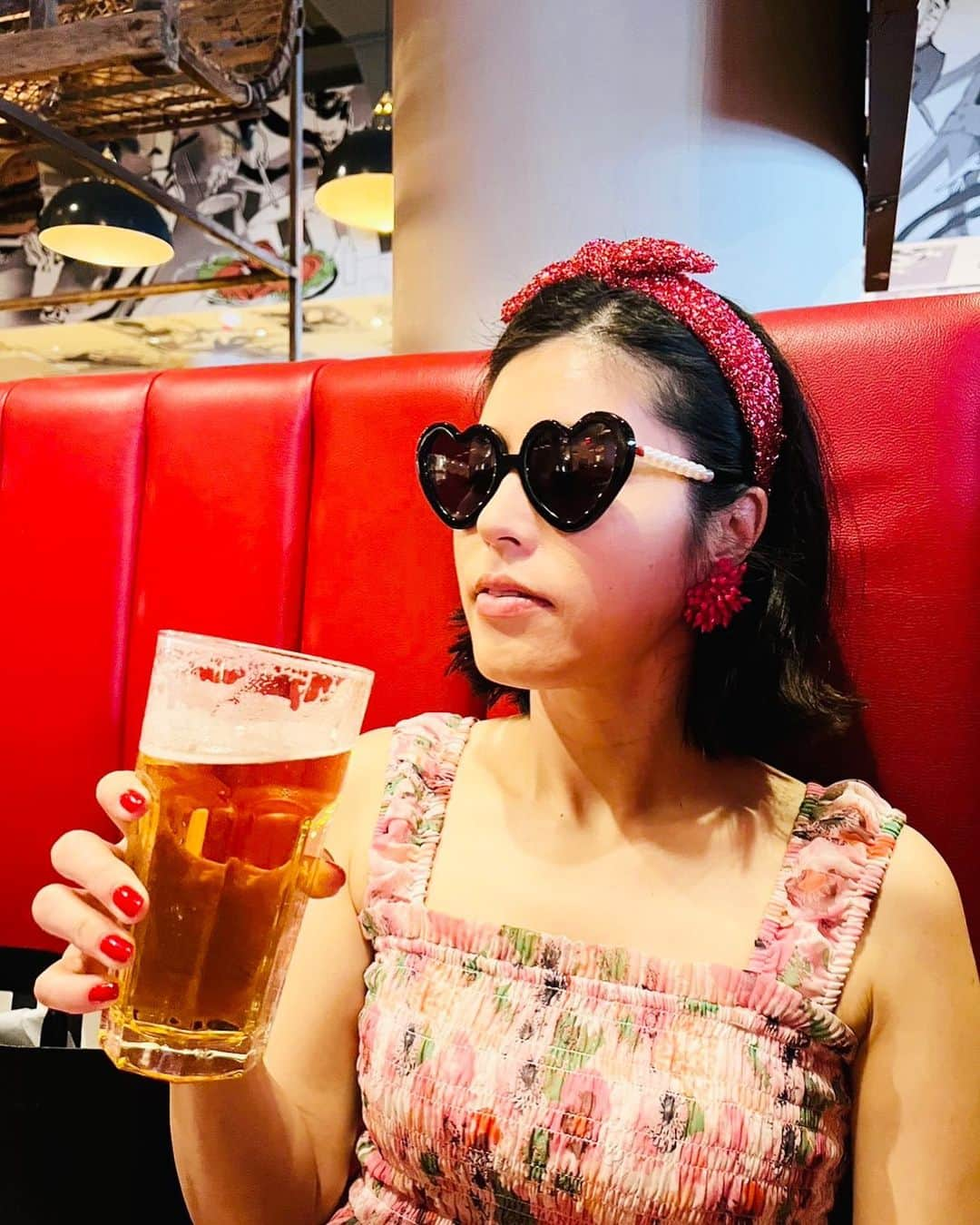 神田愛花さんのインスタグラム写真 - (神田愛花Instagram)「狙っていたサングラス、 ようやく買えた🕶️🩷 気持ちが引き締まるな🇺🇸🗽😎  #NYC #ニューヨーク #pink #ピンク #lelesadoughi  #神田愛花」8月30日 14時21分 - aikakanda