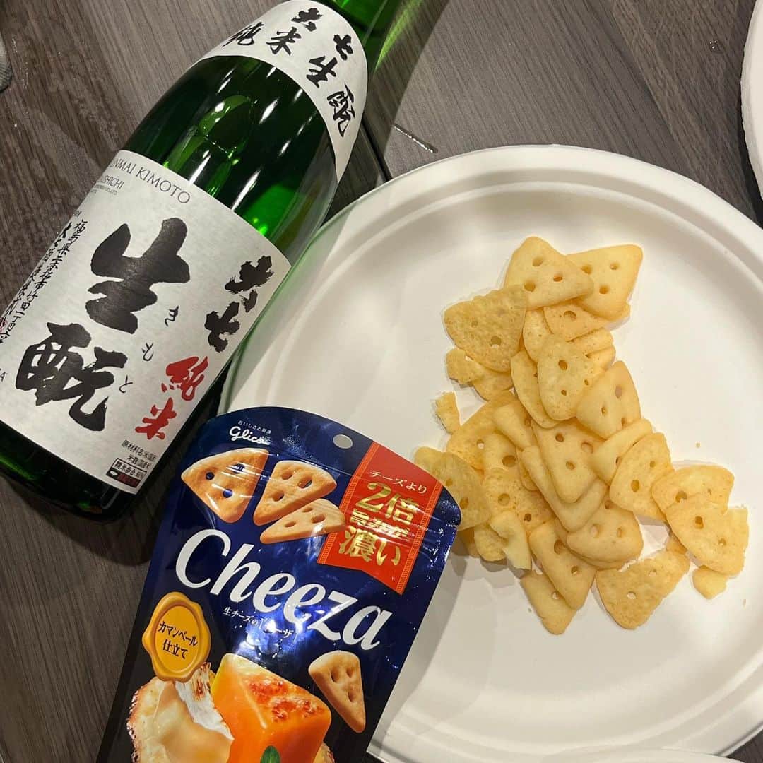 石川奈津紀さんのインスタグラム写真 - (石川奈津紀Instagram)「【日本酒ワークショップ🍶登壇しました】 ある企業さまの日本酒ワークショップで きき酒師として、日本酒の楽しみ方をお伝えしてきました。 4種類のお酒とペアリングフードを味わいながら グループごとにトークしていただく催し。 顔と名前を知っているかな、くらいの間柄と聞いていたのですが、 旧知の仲では？と側から見ていて感じるほど盛り上がっていてとっても嬉しかったです。 みなさんの日本酒ライフがもっともっと楽しくなるといいな。  1枚目、「写真撮りましょう！」と言ってくださったグループの方は掲載許可いただいています☺️（なぜかギャルピース） 2枚目は司会の純子さんと🫶 @mcjunko.hiroshima  ご参加いただいたみなさま、 ありがとうございました✨ * #きき酒師アナウンサー  #唎酒師  #ママ唎酒師  #日本酒ライフスペシャリスト  #日本酒ワークショップ」8月30日 14時24分 - natsukiishikawa1011