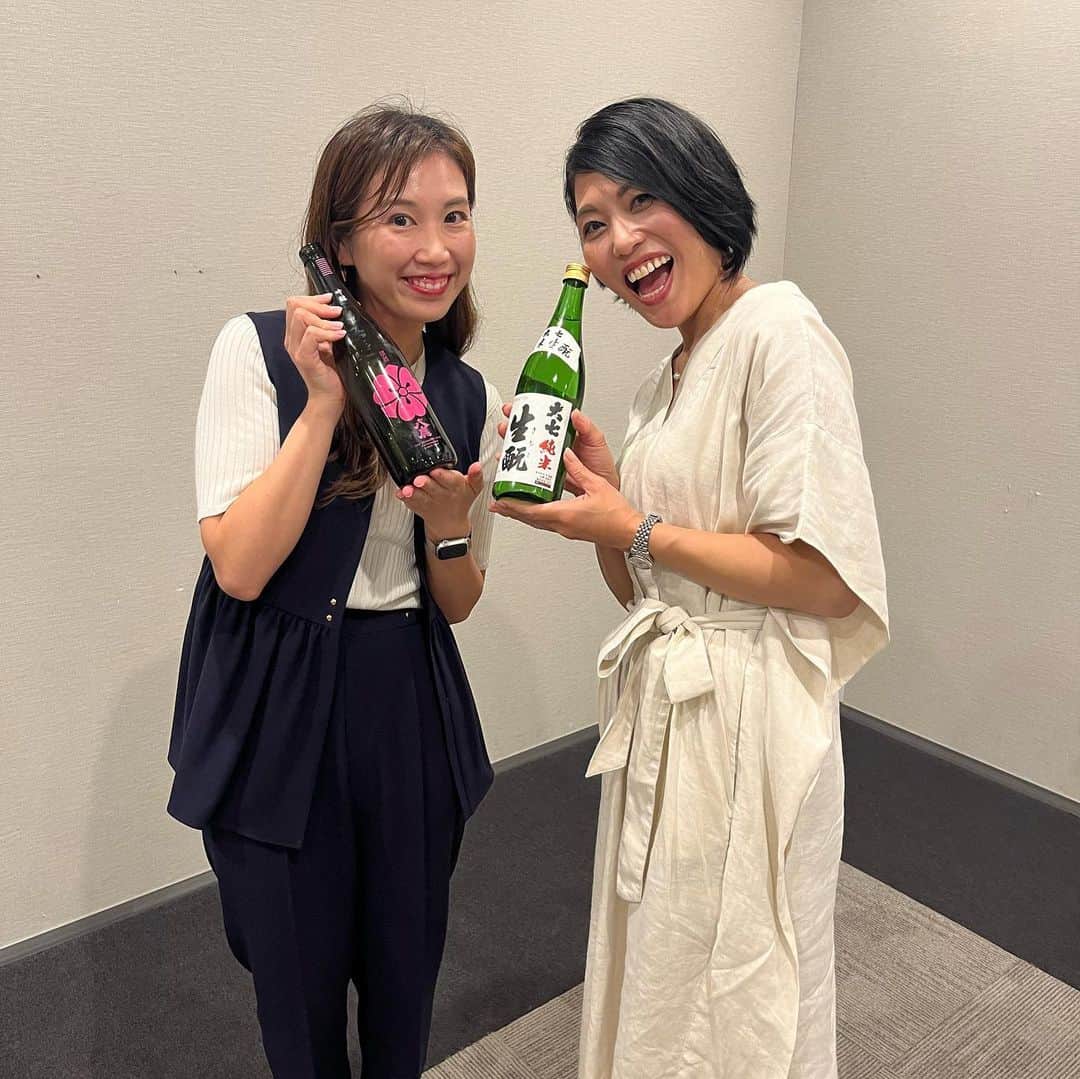 石川奈津紀さんのインスタグラム写真 - (石川奈津紀Instagram)「【日本酒ワークショップ🍶登壇しました】 ある企業さまの日本酒ワークショップで きき酒師として、日本酒の楽しみ方をお伝えしてきました。 4種類のお酒とペアリングフードを味わいながら グループごとにトークしていただく催し。 顔と名前を知っているかな、くらいの間柄と聞いていたのですが、 旧知の仲では？と側から見ていて感じるほど盛り上がっていてとっても嬉しかったです。 みなさんの日本酒ライフがもっともっと楽しくなるといいな。  1枚目、「写真撮りましょう！」と言ってくださったグループの方は掲載許可いただいています☺️（なぜかギャルピース） 2枚目は司会の純子さんと🫶 @mcjunko.hiroshima  ご参加いただいたみなさま、 ありがとうございました✨ * #きき酒師アナウンサー  #唎酒師  #ママ唎酒師  #日本酒ライフスペシャリスト  #日本酒ワークショップ」8月30日 14時24分 - natsukiishikawa1011