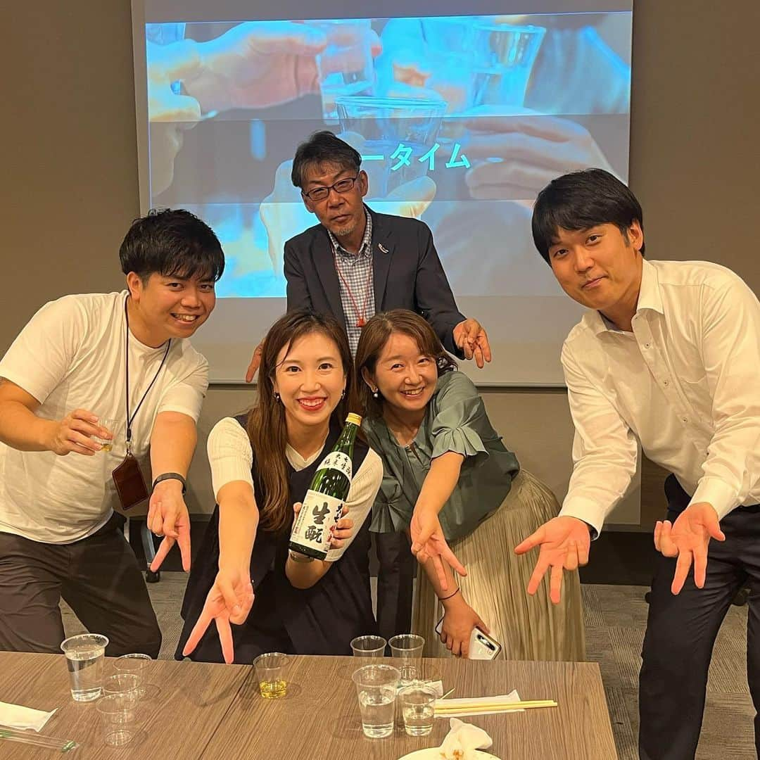 石川奈津紀のインスタグラム：「【日本酒ワークショップ🍶登壇しました】 ある企業さまの日本酒ワークショップで きき酒師として、日本酒の楽しみ方をお伝えしてきました。 4種類のお酒とペアリングフードを味わいながら グループごとにトークしていただく催し。 顔と名前を知っているかな、くらいの間柄と聞いていたのですが、 旧知の仲では？と側から見ていて感じるほど盛り上がっていてとっても嬉しかったです。 みなさんの日本酒ライフがもっともっと楽しくなるといいな。  1枚目、「写真撮りましょう！」と言ってくださったグループの方は掲載許可いただいています☺️（なぜかギャルピース） 2枚目は司会の純子さんと🫶 @mcjunko.hiroshima  ご参加いただいたみなさま、 ありがとうございました✨ * #きき酒師アナウンサー  #唎酒師  #ママ唎酒師  #日本酒ライフスペシャリスト  #日本酒ワークショップ」