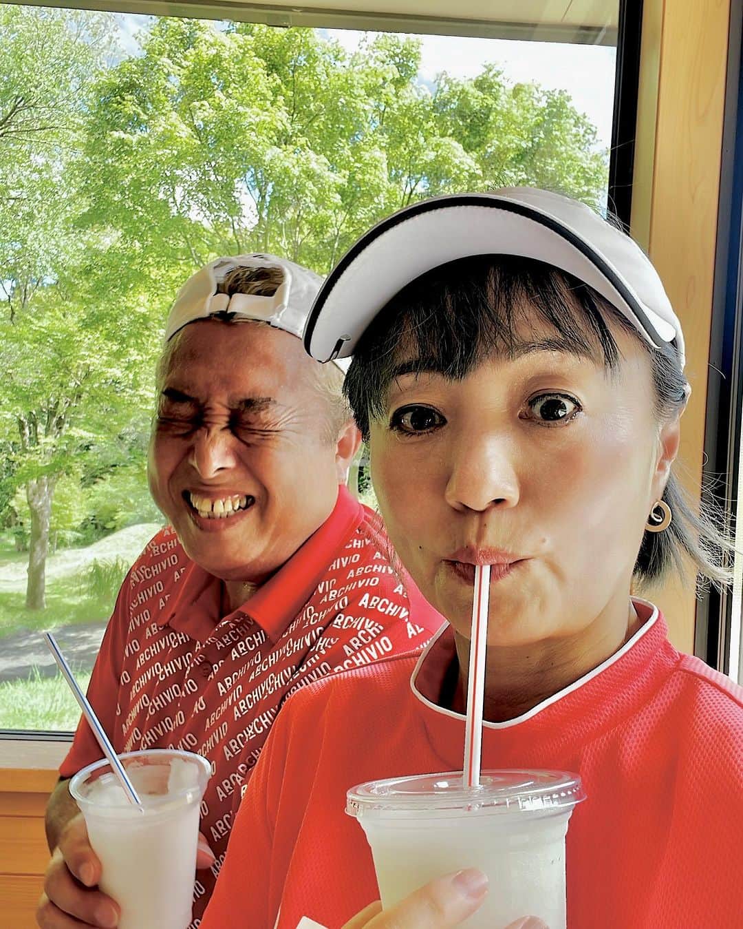 橋本志穂さんのインスタグラム写真 - (橋本志穂Instagram)「涼しい軽井沢のゴルフ合宿を終えて、、 千葉のカントリークラブジャパンへ〜 暑いけど、夏場はかき氷やスムージーのサービスがあって お祭り気分で嬉しい〜  2人とも @archivio.official の 赤コーデで。  スコアは98と振るわなかったけど 連続パーもいくつかあったし、、 最後まで暑さに負けず プレイできたので ヨシヨシ❣️  後ろの組の友人たちが 「もうハーフ行きたい」と話してるの聞いて 私も行ける！ってちょっと思ったゴルフ馬鹿です。  大人しく風呂に入って、、、  夜のホムパに備えましたー  #ゴルフ #ゴルフウェア」8月30日 14時28分 - shihohashimoto3