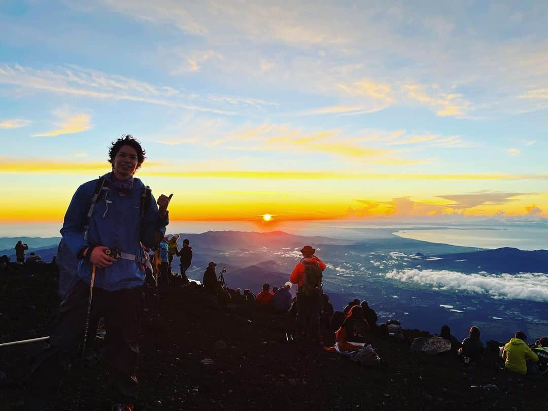 山内晶大さんのインスタグラム写真 - (山内晶大Instagram)「. . . 日本で生まれたからには 一生に一度は登りたかった富士山に 登り、ご来光を見に行きました。  登頂するのは簡単ではなかったですが 普段味わえない感動や 景色、非日常感が味わえました。 行ってみないとわからないことや やってみないとわからないことは たくさんありますね。  無事に怪我も体調を崩すことなく 下山しました。  ひこにもらった”YAMA” cap 🧢 も 活躍しました！  数ある1つの夢クリア✌️ 次は何しようかな？ . . . #富士山 #Mountfuji #登山 #ご来光」8月30日 14時33分 - akihiroooo1130