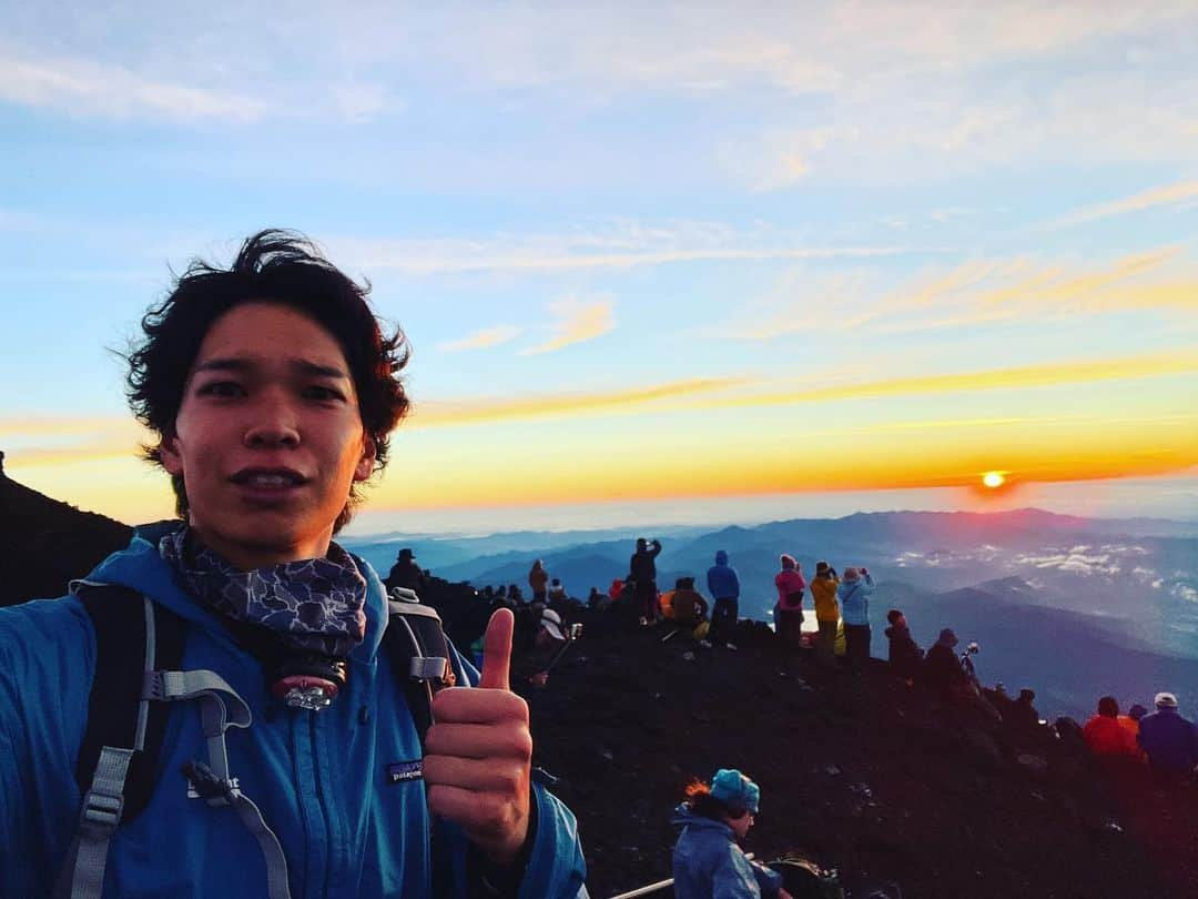 山内晶大のインスタグラム：「. . . 日本で生まれたからには 一生に一度は登りたかった富士山に 登り、ご来光を見に行きました。  登頂するのは簡単ではなかったですが 普段味わえない感動や 景色、非日常感が味わえました。 行ってみないとわからないことや やってみないとわからないことは たくさんありますね。  無事に怪我も体調を崩すことなく 下山しました。  ひこにもらった”YAMA” cap 🧢 も 活躍しました！  数ある1つの夢クリア✌️ 次は何しようかな？ . . . #富士山 #Mountfuji #登山 #ご来光」