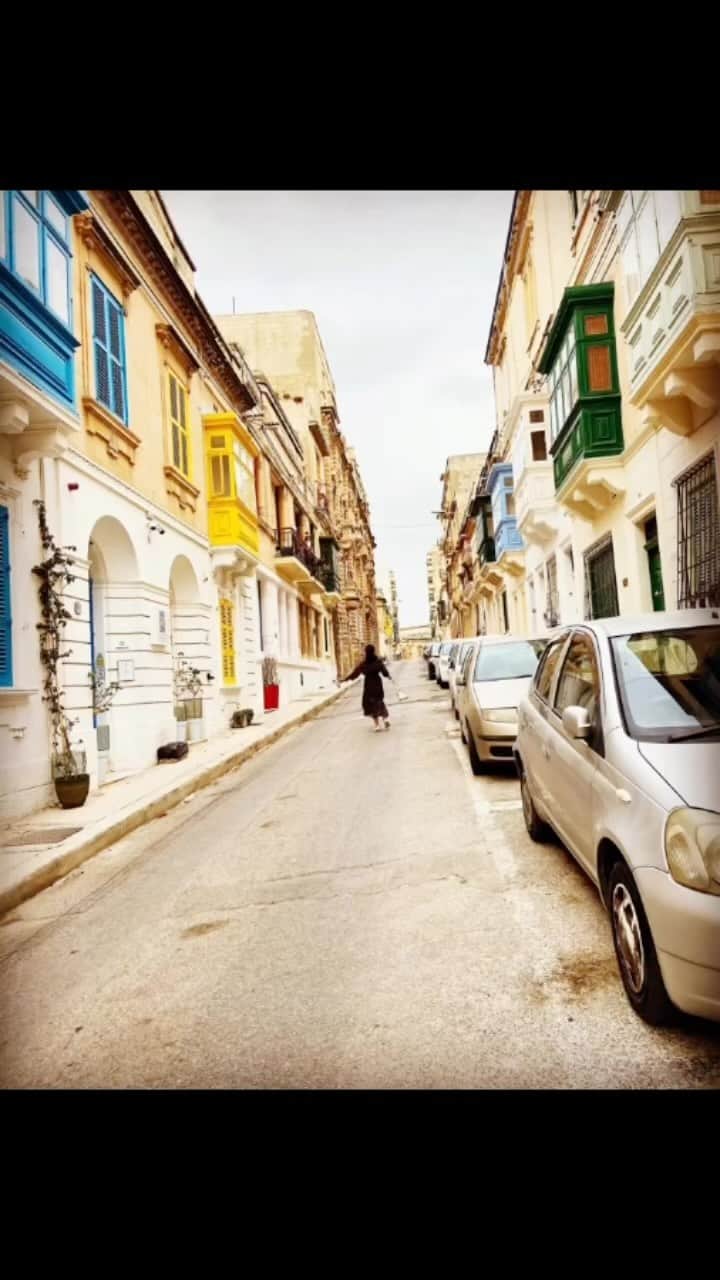 荒尾茉紀のインスタグラム：「Time flies !! 🇲🇹 懐かしい写真が勝手にリール動画編集されてた😆🎵  もう2年以上前だ…なんだか時間が止まってる…  #malta #マルタ  #goodolddays #memories  #思い出 #コロナ禍」