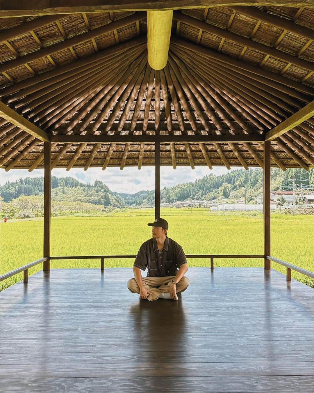 三浦大地のインスタグラム：「熊本の小国町にできた @kissa_takenokuma を訪ねてきた。  阿蘇は自分にとって、日本にとって、人にとって原点に戻れるような場所。  そこで木材を扱う @anaiwood さんの活動は自然と人と文化を循環させる素晴らしいモデルを創ってくださっていて本当に有難い。  過去と今と未来を繋ぐ場所。  国内も色んな場所を旅しているけど、本当に洗練された場所は少ない。  そこの場所でしかできない事。  地産地消って本当に贅沢だな。  @shunsuke_anai さん案内して頂きありがとうございました。  #竹熊 #熊本 #阿蘇 #小国町」