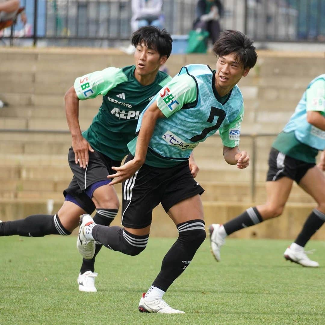 松本山雅FCのインスタグラム：「8.30トレーニング 本日のトレーニング写真をピックアップ📸🟢  #yamaga #matsumotoyamaga #濱名真央 #住田将 #神田渉馬 #小松蓮 #國分龍司  #安永玲央 #野々村鷹人 #村越凱光」