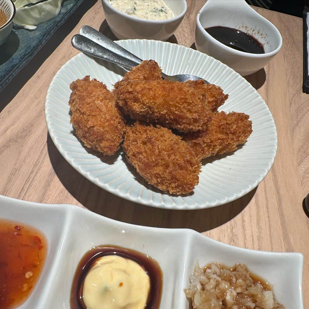 山口清香さんのインスタグラム写真 - (山口清香Instagram)「行ってみたかった生牡蠣食べ放題🦪♡ @kakibasara.tachikawa   ＋800円で蒸し牡蠣とカキフライも食べ放題になるのめちゃ贅沢じゃない？😂  どのくらい食べれるかなーって友達と気合を入れて行ったんだけど、牡蠣に夢中になりすぎて何個食べたか忘れました🙄  野菜ディップで出てきた牡蠣入りのお味噌と牡蠣ご飯も本当に美味しかった！今度はお酒と楽しみたいなあ🍶  #立川牡蠣basara #立川グルメ #生牡蠣食べ放題 #オイスターバー #立川ディナー」8月30日 14時49分 - sayaka__yamaguchi_