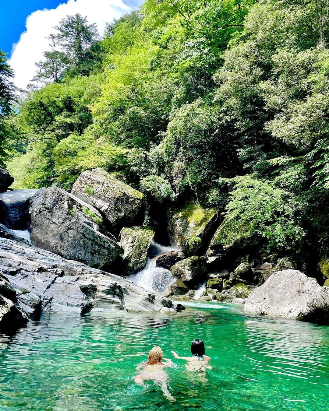 九条ねぎ あぴるさんのインスタグラム写真 - (九条ねぎ あぴるInstagram)「Introducing Kochi Prefecture, located in Shikoku, Japan.  The most beautiful river in Japan is the Niyodo River in Kochi Prefecture. There is a beautiful sea and river, and there is food, sake, and fruit. And there are hot springs! This is a great place to visit during your trip to Japan.  日本一綺麗な水質の仁淀川に行きました！ 綺麗な海と川があり、美味しい食事とお酒、フルーツもあって温泉もある！最高すぎる！ 高知県大好き♡  #japan #japantrip #trip #仁淀川　#仁淀川ブルー  #niyodoriver #river #japanesegirl #高知県 #高知旅行　#旅行　#四国」8月30日 14時44分 - negi_kujyo