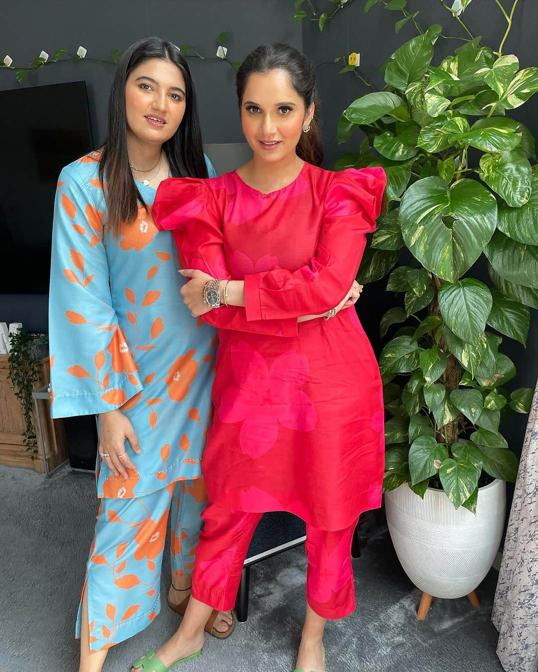 サニア・ミルザのインスタグラム：「Chilling in our most comfortable and stylish @duaindiaofficial outfits 👯‍♀️  DM @duaindiaofficial for yours」