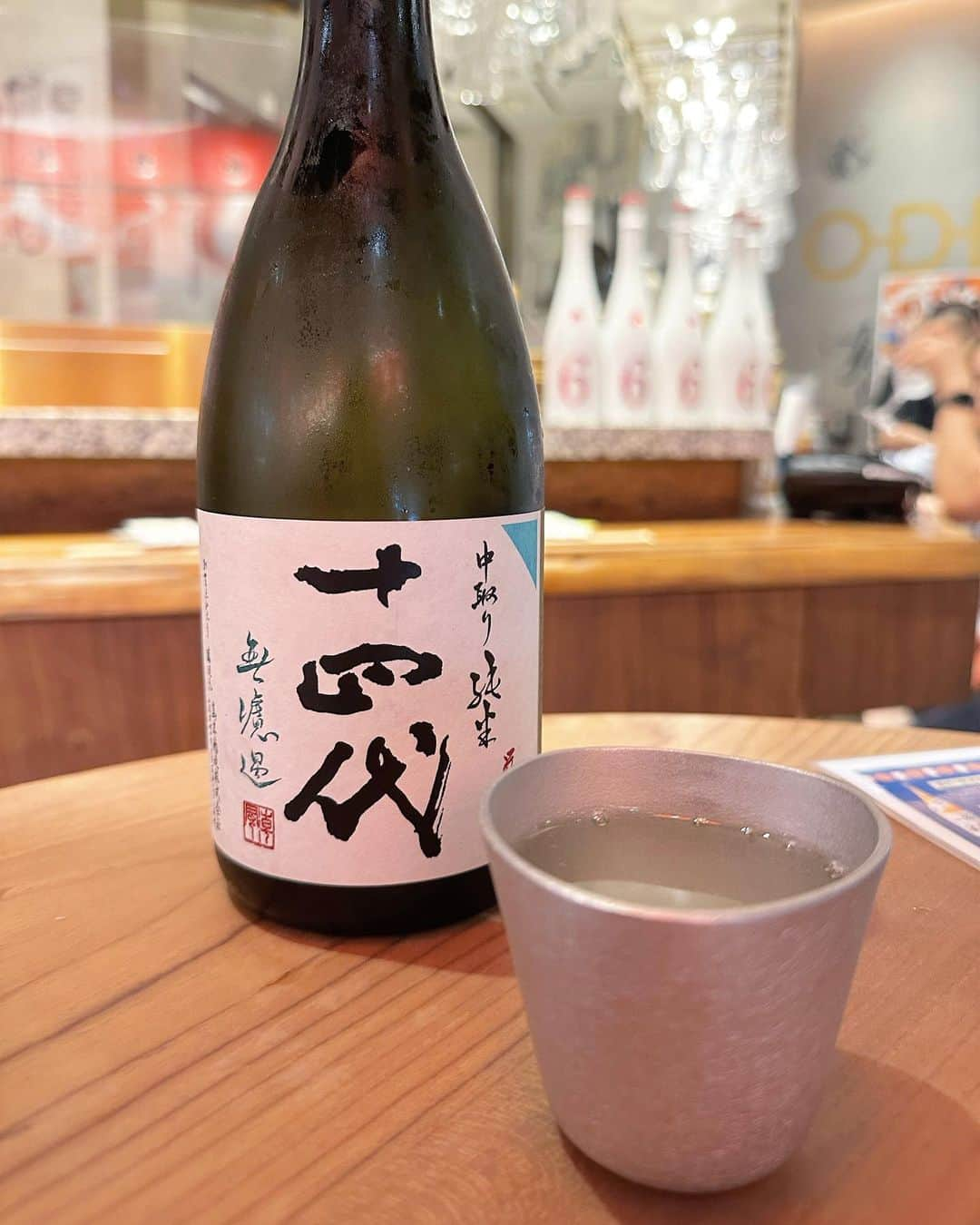 福本愛菜のインスタグラム：「十四代とNO.6🍶✨ 美味しかったなあ🤤🤤🤤  久々に日本酒飲んだ気がするけどやっぱ日本酒好きや〜🫶🏽  4軒まわっていっぱい食べていっぱい飲んだ日でした☺️💕 飲み歩き楽しすぎたしイベントあとのお酒はいつも以上に沁みました🤭❤️  #日本酒 #🍶 #十四代 #NO6 #ビール #ハイボール #食べ歩き #飲み歩き #最高 #🤤 #酒飲み #食べるの好きな人と繋がりたい #お酒好きな人と繋がりたい」