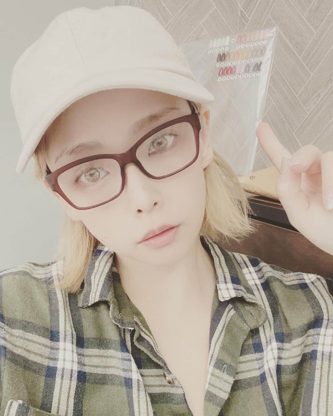大谷雅恵のインスタグラム：「大丈夫です。 生きてます。  ご心配をおかけしてしまい更にごめんなさい。  私はいまオープン前のネイルサロンを1人でコツコツと準備しております。  まずは目の前にあることを頑張るのみです。  ありがとうございます。  #ネイル #カラーサンプル」