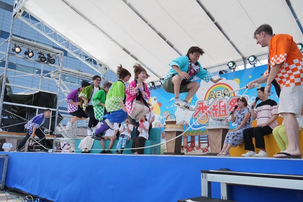 高坂友衣のインスタグラム：「. #ABA番組祭 写真沢山あるので載せるね。  6人ギュウギュウの大縄跳び🪢 高校以来の大縄跳び。 楽しかった！！ 両サイドのあどばるーんがすっごく跳んでくれてたんだね☺️」
