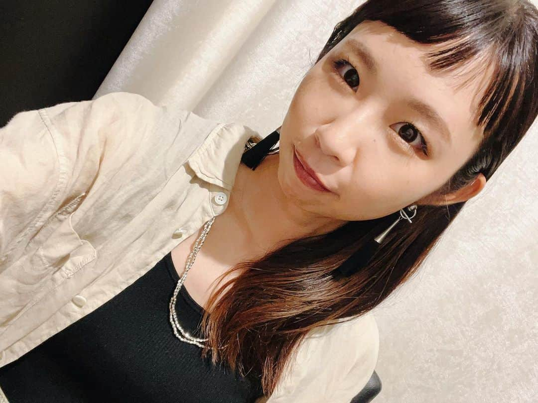 石川文菜のインスタグラム：「最終レポは超最近の久しぶり自撮りです🤳🏻  東京中央美容外科四日市院( @tcb_yokkaichi )の松村先生( @tcb_matsumura )に目の下のクマ取り・たるみ取りをしてもらってから、施術後1ヶ月が経過🕊️  1枚目の写真はちょうど施術後1ヶ月の私。 頭の真上にライトがあるから、涙袋が良い感じの影になってはいるものの そこから伸びる影クマはもう居ない😭✨  写真2枚目は特に良く分かると思う！！  おかげさまでメイクの時間もかなり短縮出来て、釣りロケの日も苦じゃ無い😭🙌🏻 なにより、私自身がすごく嬉しくて気持ちが前向きになった🐻🤍  松村先生、ありがとうございました😌👏🏻  #東京中央美容外科 #三重県 #クマ取り #クマ治療 #目の下のクマ取り」