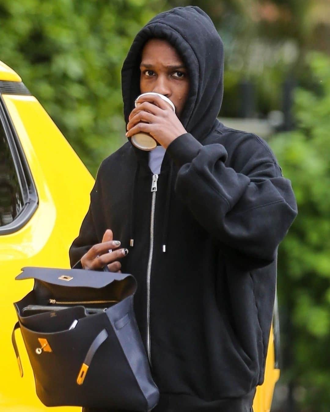 Just Jaredさんのインスタグラム写真 - (Just JaredInstagram)「A$AP Rocky grabs coffee while out running errands, weeks after it was revealed that he & Rihanna welcomed their second son together. #ASAPRocky Photos: Backgrid」8月30日 14時56分 - justjared