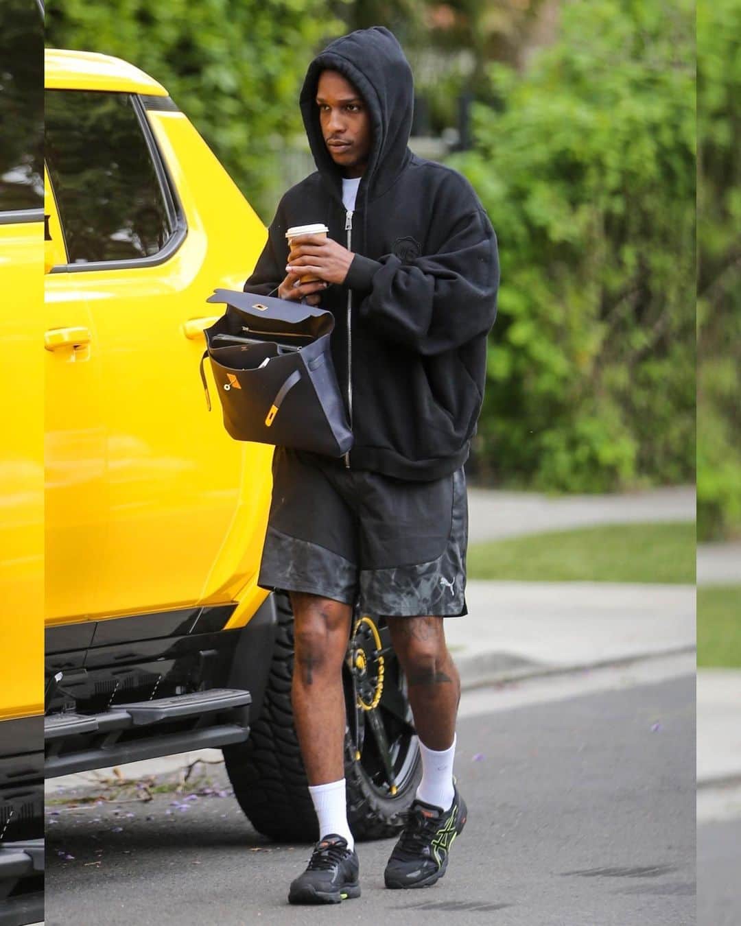 Just Jaredさんのインスタグラム写真 - (Just JaredInstagram)「A$AP Rocky grabs coffee while out running errands, weeks after it was revealed that he & Rihanna welcomed their second son together. #ASAPRocky Photos: Backgrid」8月30日 14時56分 - justjared