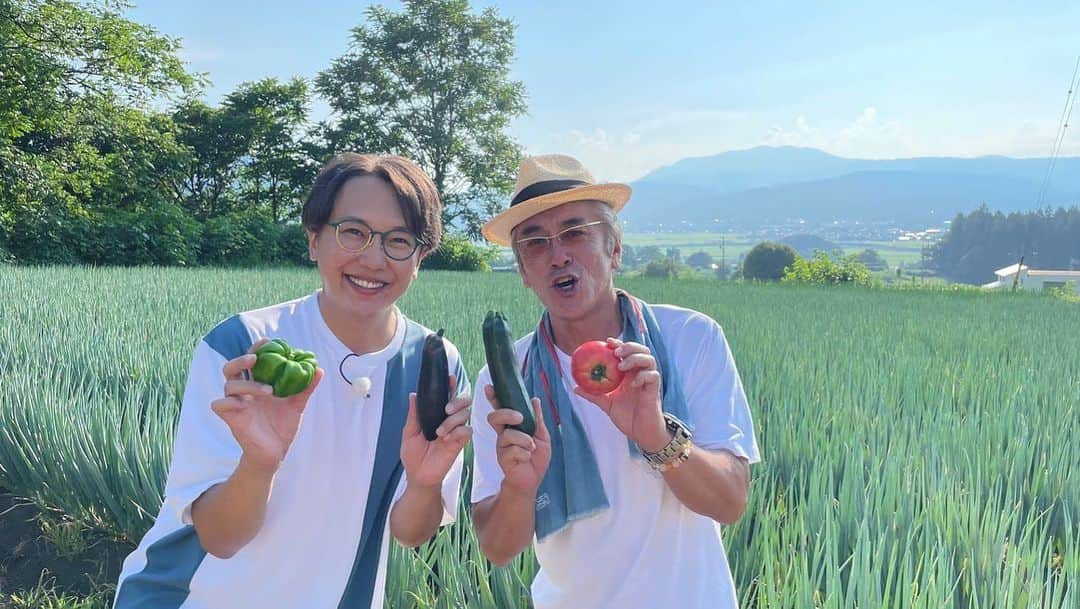 金子貴俊のインスタグラム：「🔹8月31日は「野菜の日」スペシャル番組🔹  8/31（木）17:58~19:49 BSテレ東「穫りたて！旬のごちそう旅」  大先輩の俳優・寺島進さんと金子貴俊のコンビで信州～上州『高原野菜ロード』ドライブ旅！！！ 果てしない大空と大地…心あたたまる農村で汗だく＆泥んこになって農作業をお手伝いさせていただきました。  日本の食を支える自然の恵みを実感したら、お待ちかねの地元農家さんならではの旬の野菜たっぷり料理をいただき、“うまい”の連発！でした。 瑞々しいキャベツ…湧き水の冷やしトマト…心豊かな農家ごはんが続々登場！さらに…！  旅の道中も“絶景＆ご当地グルメ”を満喫！信州名物！香り高い黒姫高原の霧下そばに…超濃厚で甘〜い『１００％コーンスープ』！茅葺き屋根の家で、かまど炊きご飯に感動！ 浅間山を望む露天風呂で疲れを癒やしたら…噴火が生んだ『溶岩の芸術・鬼押出し』へ。自然の力に圧倒され歴史に思いを馳せます。  車内でのプライベート暴露トークも大爆笑！  そして、視聴者の皆さまにも大プレゼント！信州上州の美味をお届けします。 詳しくは番組を是非ご覧ください。」