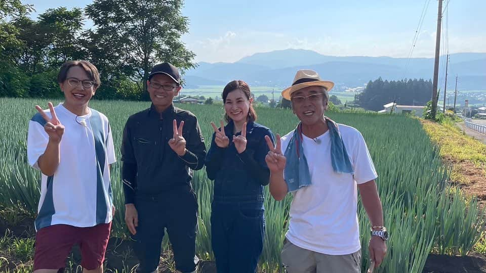 金子貴俊さんのインスタグラム写真 - (金子貴俊Instagram)「🔹8月31日は「野菜の日」スペシャル番組🔹  8/31（木）17:58~19:49 BSテレ東「穫りたて！旬のごちそう旅」  大先輩の俳優・寺島進さんと金子貴俊のコンビで信州～上州『高原野菜ロード』ドライブ旅！！！ 果てしない大空と大地…心あたたまる農村で汗だく＆泥んこになって農作業をお手伝いさせていただきました。  日本の食を支える自然の恵みを実感したら、お待ちかねの地元農家さんならではの旬の野菜たっぷり料理をいただき、“うまい”の連発！でした。 瑞々しいキャベツ…湧き水の冷やしトマト…心豊かな農家ごはんが続々登場！さらに…！  旅の道中も“絶景＆ご当地グルメ”を満喫！信州名物！香り高い黒姫高原の霧下そばに…超濃厚で甘〜い『１００％コーンスープ』！茅葺き屋根の家で、かまど炊きご飯に感動！ 浅間山を望む露天風呂で疲れを癒やしたら…噴火が生んだ『溶岩の芸術・鬼押出し』へ。自然の力に圧倒され歴史に思いを馳せます。  車内でのプライベート暴露トークも大爆笑！  そして、視聴者の皆さまにも大プレゼント！信州上州の美味をお届けします。 詳しくは番組を是非ご覧ください。」8月30日 15時07分 - takatoshi_kaneko