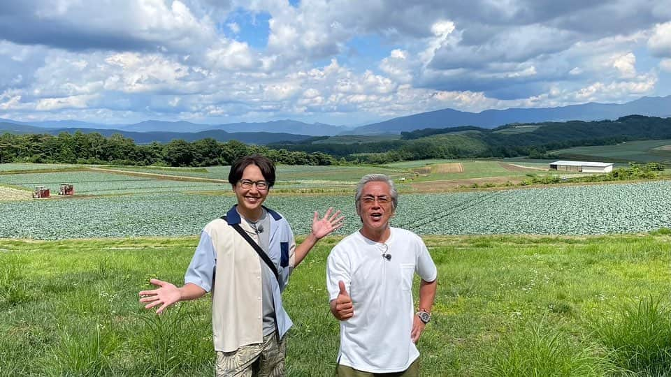 金子貴俊さんのインスタグラム写真 - (金子貴俊Instagram)「🔹8月31日は「野菜の日」スペシャル番組🔹  8/31（木）17:58~19:49 BSテレ東「穫りたて！旬のごちそう旅」  大先輩の俳優・寺島進さんと金子貴俊のコンビで信州～上州『高原野菜ロード』ドライブ旅！！！ 果てしない大空と大地…心あたたまる農村で汗だく＆泥んこになって農作業をお手伝いさせていただきました。  日本の食を支える自然の恵みを実感したら、お待ちかねの地元農家さんならではの旬の野菜たっぷり料理をいただき、“うまい”の連発！でした。 瑞々しいキャベツ…湧き水の冷やしトマト…心豊かな農家ごはんが続々登場！さらに…！  旅の道中も“絶景＆ご当地グルメ”を満喫！信州名物！香り高い黒姫高原の霧下そばに…超濃厚で甘〜い『１００％コーンスープ』！茅葺き屋根の家で、かまど炊きご飯に感動！ 浅間山を望む露天風呂で疲れを癒やしたら…噴火が生んだ『溶岩の芸術・鬼押出し』へ。自然の力に圧倒され歴史に思いを馳せます。  車内でのプライベート暴露トークも大爆笑！  そして、視聴者の皆さまにも大プレゼント！信州上州の美味をお届けします。 詳しくは番組を是非ご覧ください。」8月30日 15時07分 - takatoshi_kaneko