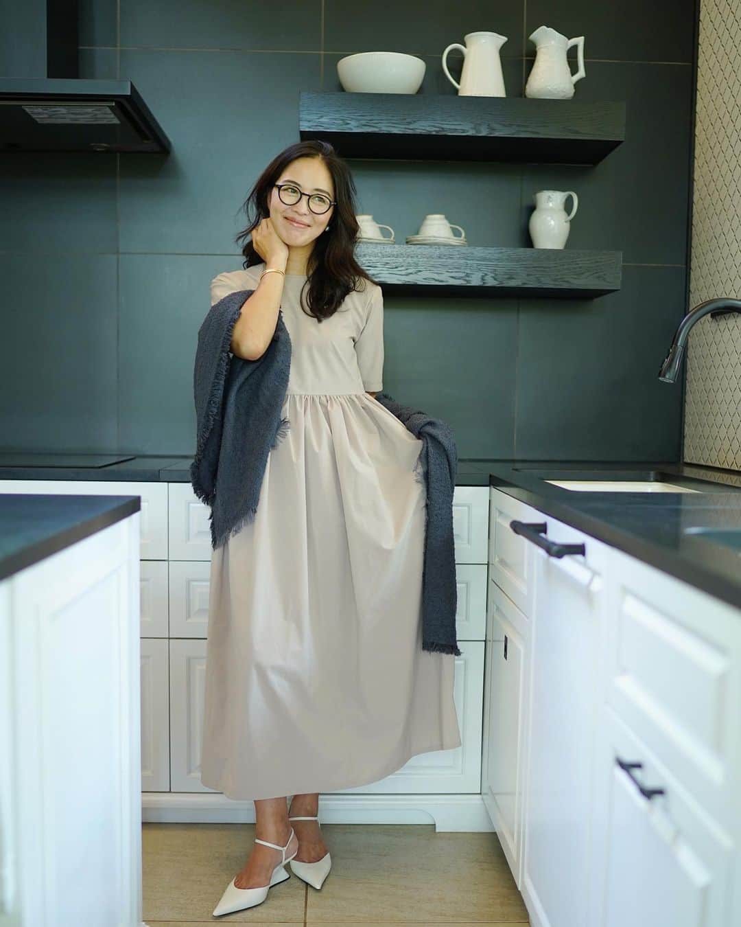 鈴木六夏のインスタグラム：「New! EVERYDAY DRESS ベージュ @the9shop_211   今シーズンより生まれ変わった エブリデイドレス。 全色、Ｌサイズの展開も始まります！  9/1発売、 まもなくの発送でご準備していますので どうぞ秋の始まりから、ご活用くださいませ✨✨✨  **************************************  日常のためのドレス「EVERYDAY DRESS」が デザインはそのままにサスティナブルかつ より高い機能性を持つ素材で生まれ変わりました！  また今シーズンより、専用のネームタグも誕生。  エブリデイドレスと共に、 より美しく快適な毎日をお過ごしくださいませ！  ①環境負荷の少ない、植物性の原料を使用したポリエステルを採用  ②よりソフトでカシミアを上回るとも言われるほどの柔らかさで肌心地アップ！  ③動きを加えても戻ろうとする高い「形態回復性」。シワや型崩れを抑え、洗濯を重ねても美しいシルエットが保たれます。  ④快適なストレッチ性と軽さでストレスフリーな着心地  ⑤撥水機能、防汚機能を持ち、水仕事、家事、雨の日、水辺でのレジャー、食べこぼしなどにも対応。  ⑥畳んでもシワになりずらく軽量なので、旅行にも最適  サイズの種類も豊富にご用意。 全色S、M、Ｌ　ショート丈、ロング丈で 6種類ご用意していますので、ご自身に合うサイズをお選びいただけます！」