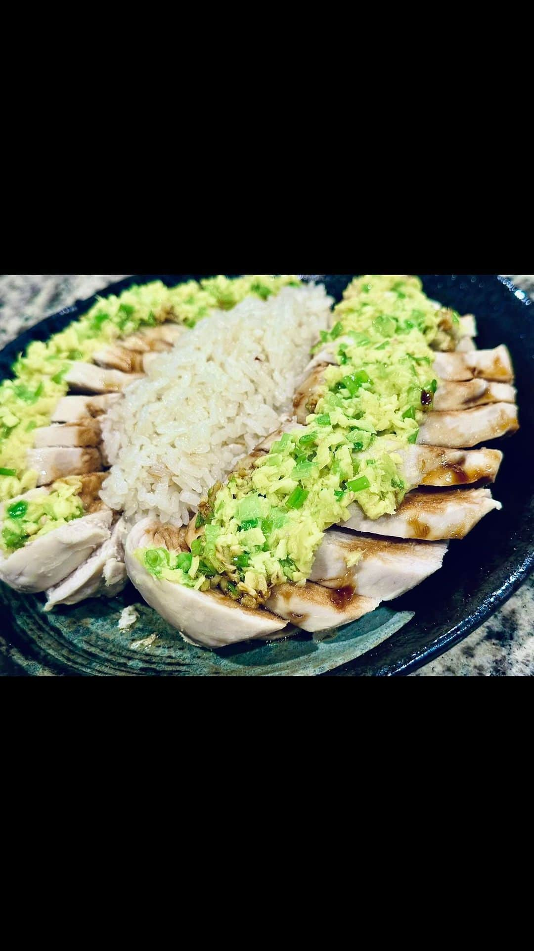 オリビア・タイのインスタグラム：「HERE 👇  Hainan Chicken (EASY VERSION)  Anybody else gain 30 pounds over the pandemic and simply cannot lose it? Just me? 😐   Chicken breast, it is.  Anyway, I like this recipe because you’ll be finished poaching the chicken and making two sauces by the time the rice is done.   It’s quick. It’s simple. It’s not authentic, but it works!  📌 SAVE THIS FOR LATER 💾  P.S. if you don’t mind chicken breast or you’re working with the far superior legs and thighs, you can throw all of it into the rice cooker & have a one-pot meal 💡  INGREDIENTS 1 cup uncooked rice 1 liter chicken broth 2-4 chicken filets (I recommend thighs) 1/4 lb ginger 2 bunches scallions 3 cloves minced garlic Salt/MSG 1/4 cup avocado oil 2 tbs light soy sauce 2 tbs dark soy sauce 2 tbs oyster sauce 2 tbs maple syrup  INSTRUCTIONS 1. Using a rice cooker, add washed rice with 1.5 cups of chicken broth, a few slices of ginger, scallions, all of the minced garlic, and a pinch of salt 2. Meanwhile, sauté 7-8 slices of ginger and scallions in a small pot with avocado oil 3. Once fragrant, add chicken broth, and 1 tsp salt 4. Bring to a rapid boil, add chicken filets, remove from heat, cover, and set the timer for 45 minutes 5. Meanwhile, make the sauces - mince the rest of the ginger and scallions while heating up 1/8 cup of avocado oil, add the hot oil to the raw ginger and scallions, add 1/4-1/2 tsp salt 6. Sweet soy sauce - using a small pan, bring the light soy sauce, dark soy sauce, oyster sauce, and maple syrup to a light boil 7. Remove poached chicken filets from the soup & slice 8. Serve with rice and sauces  Enjoy with a side of gratitude (even if you only have white meat in the fridge today) 🤍🤪  ————  #hainanchicken #asianrecipes #weeknightdinner #weeknightmeals #oliviathai #losangeles #newyork #easyrecipes #chinesecooking」