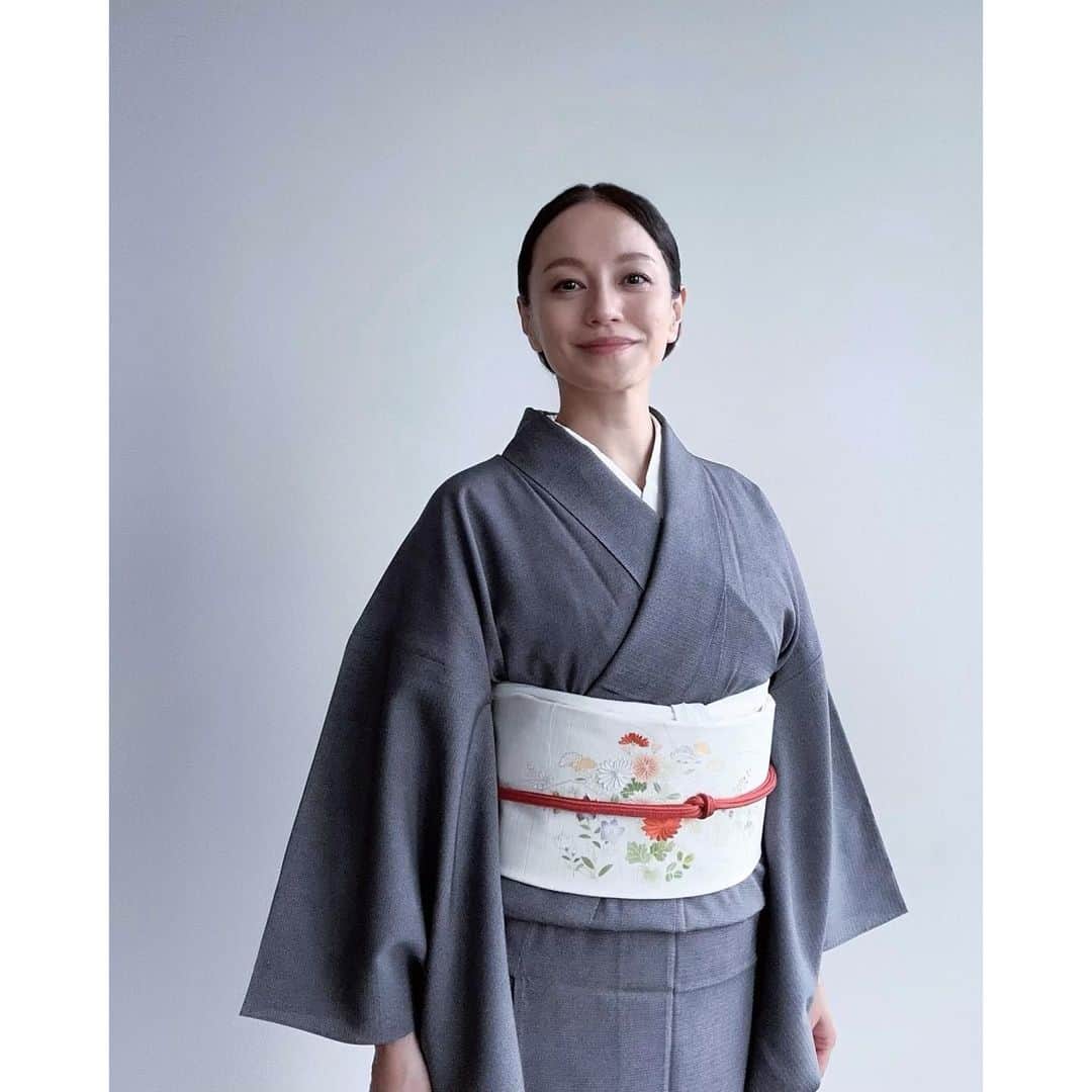 牧瀬里穂のインスタグラム：「今回は落ち着いた色のお着物 濃紫色の絽の鮫小紋 悩んだのが　この帯と帯締の組み合わせ 着物が落ち着いている色なので 帯締も落ち着いた色にすると　なんだか沈んでしまって 手持ちの中では　朱色系が良くて でも帯のポイントに朱色の菊があり しかも結び目と同じ位のところに来てしまって これはどうしたものかと悩みました この着物でこの帯の場合 帯締　何色がいいんでしょう、、、 緑色系は落ち着きすぎて 帯の中の花のピンクグレージュ色？と考えたり あ、お太鼓の几帳の薄い浅葱色にすれば良かったかな 前ばかり見ていてうっかり😅 私は帯の中の色を帯締にして馴染ませるのが好き  そうそう！ ポストするのを忘れていたのがあって ドラマ「らんまん」で和菓子屋　 白梅堂の女主人の役をさせていただいたのですが 白梅堂の撮影の最後の日 特別に作ってくださった和菓子をいただきました！ 撮影時 店先のセットには　和菓子がたくさん並べられていて 和菓子大好きな私は 「美味しそうだなぁ　食べたいなぁ」とずっと思ってました それが顔に出ていたのかな🤣  その日は帰宅してから あまりの可愛さにしばらく眺め お抹茶をたっぷり点てて 白梅堂での撮影が無事に終わった嬉しさと　 寂しさを噛み締めながらいただきました 心がほっとする美味しさでした☺️」