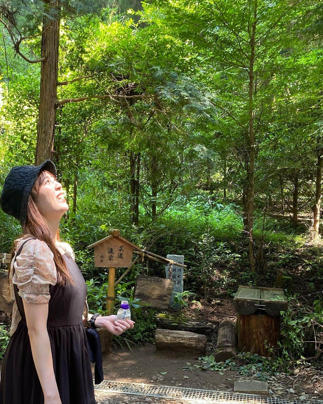 坂口理子のインスタグラム：「芸能の神様荒立神社にお参りしてきました⛩  どこを見ても緑で 視力がとっても良くなった🌳 気がする！！！🌳  隙間から注がれる陽の光も なんだかパワーをいただきました！！！  おみくじも大吉でしっかり結んできました☺️  #宮崎 #荒立神社 #芸能の神様  #高千穂 #高千穂町」